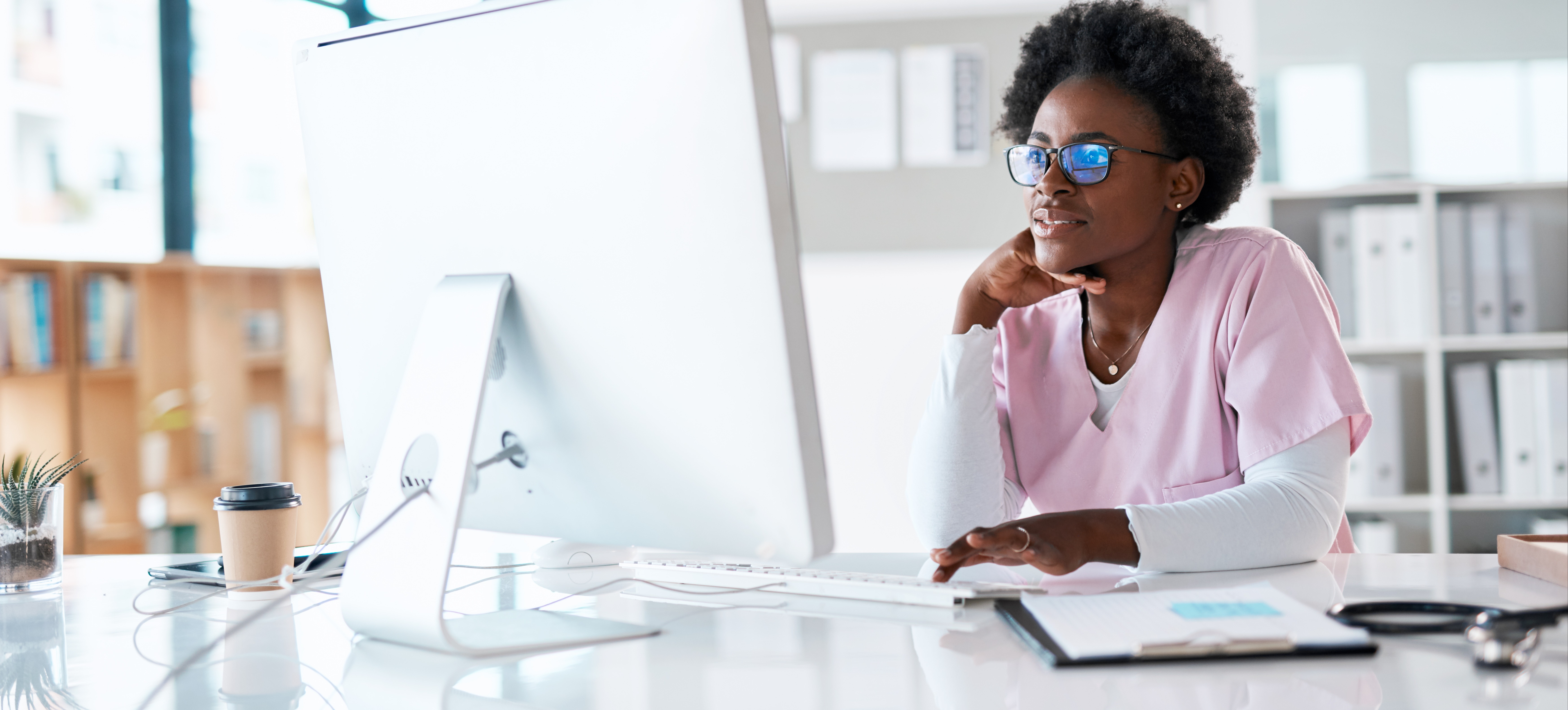 [Hauptbild] Eine Krankenschwester sitzt an einem Computer und beschäftigt sich mit aktuellen Trends im Bereich E-Learning.