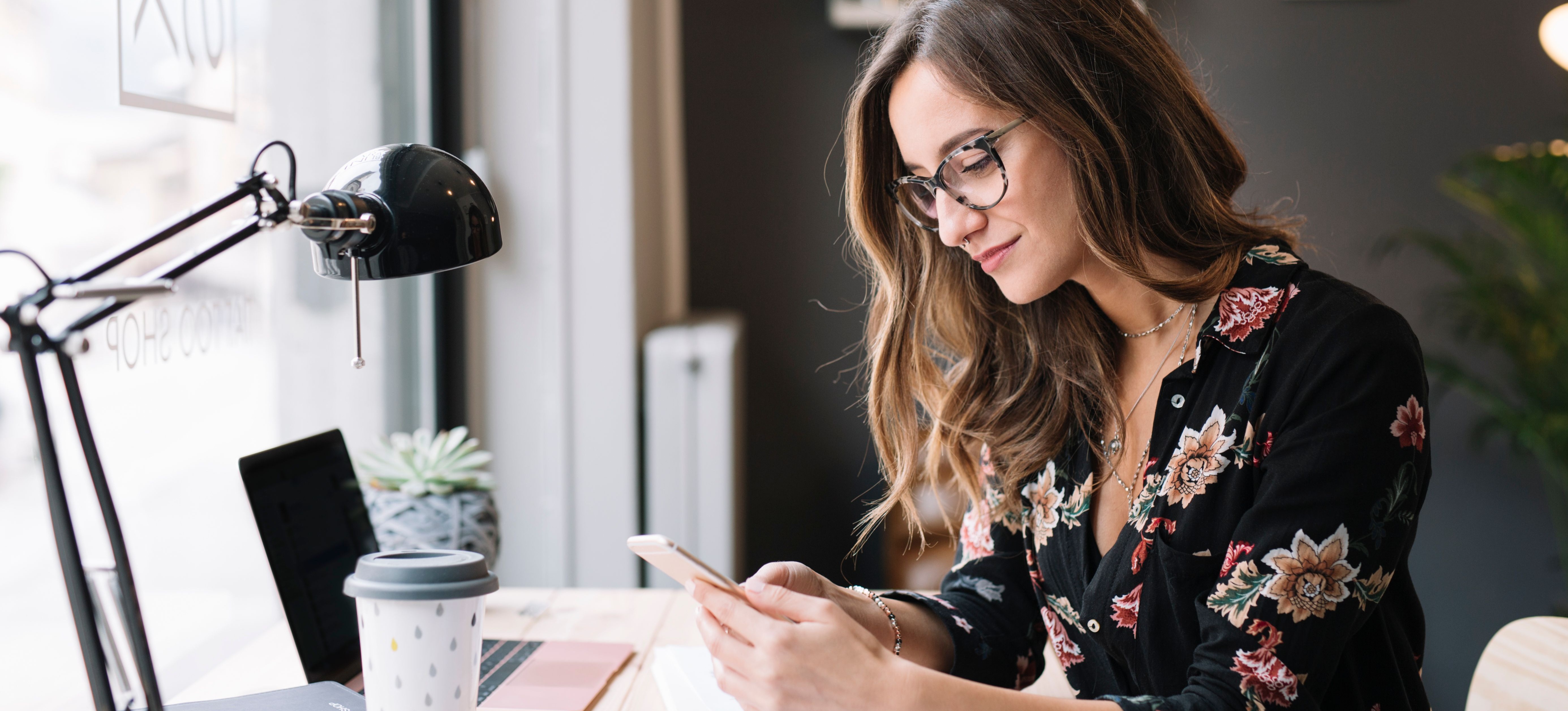 [Hauptbild] Ein UX-Designer nutzt sein Telefon, um etwas über Skeuomorphismus zu lernen.