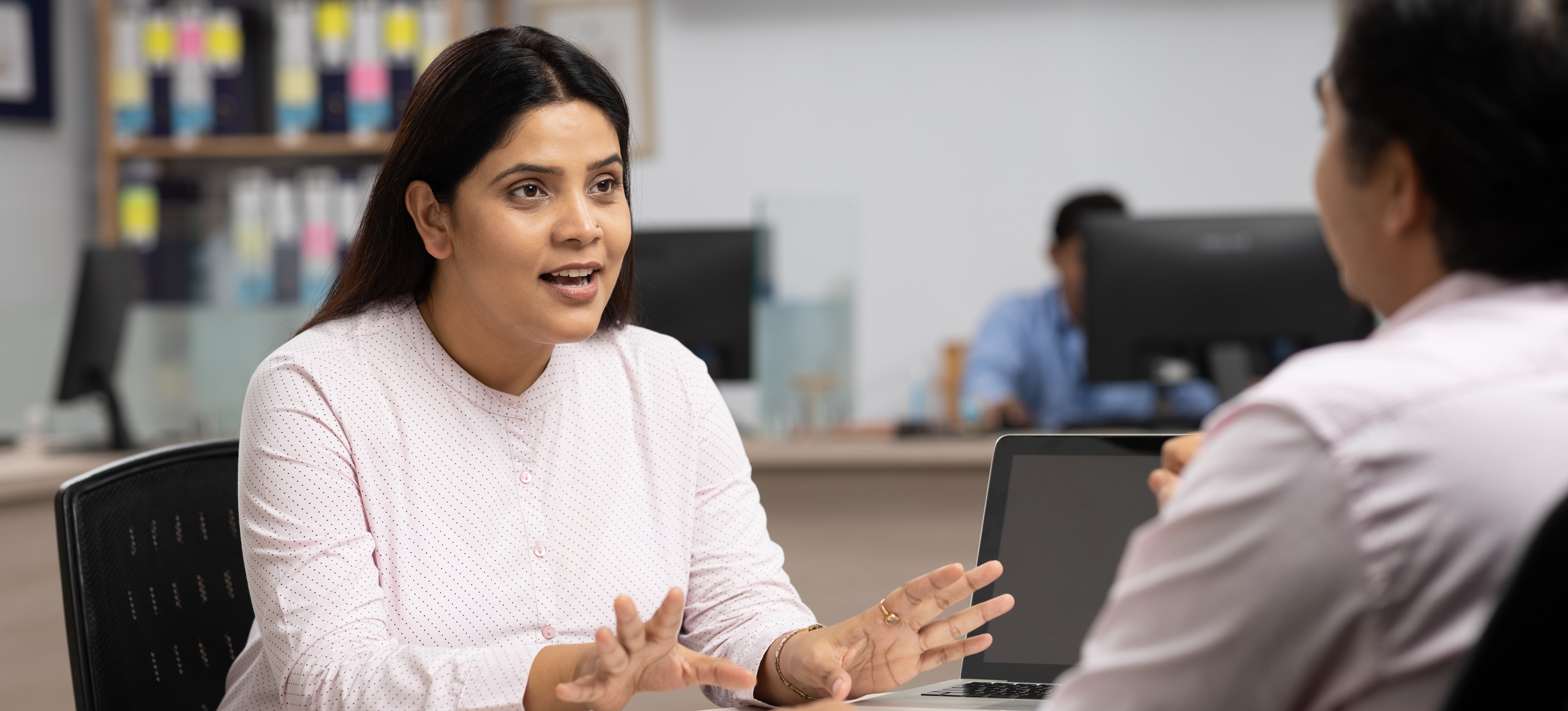 [Image en vedette] Une personne utilise ses compétences en matière de résolution de conflits lorsqu'elle discute d'une situation au travail avec un collègue.