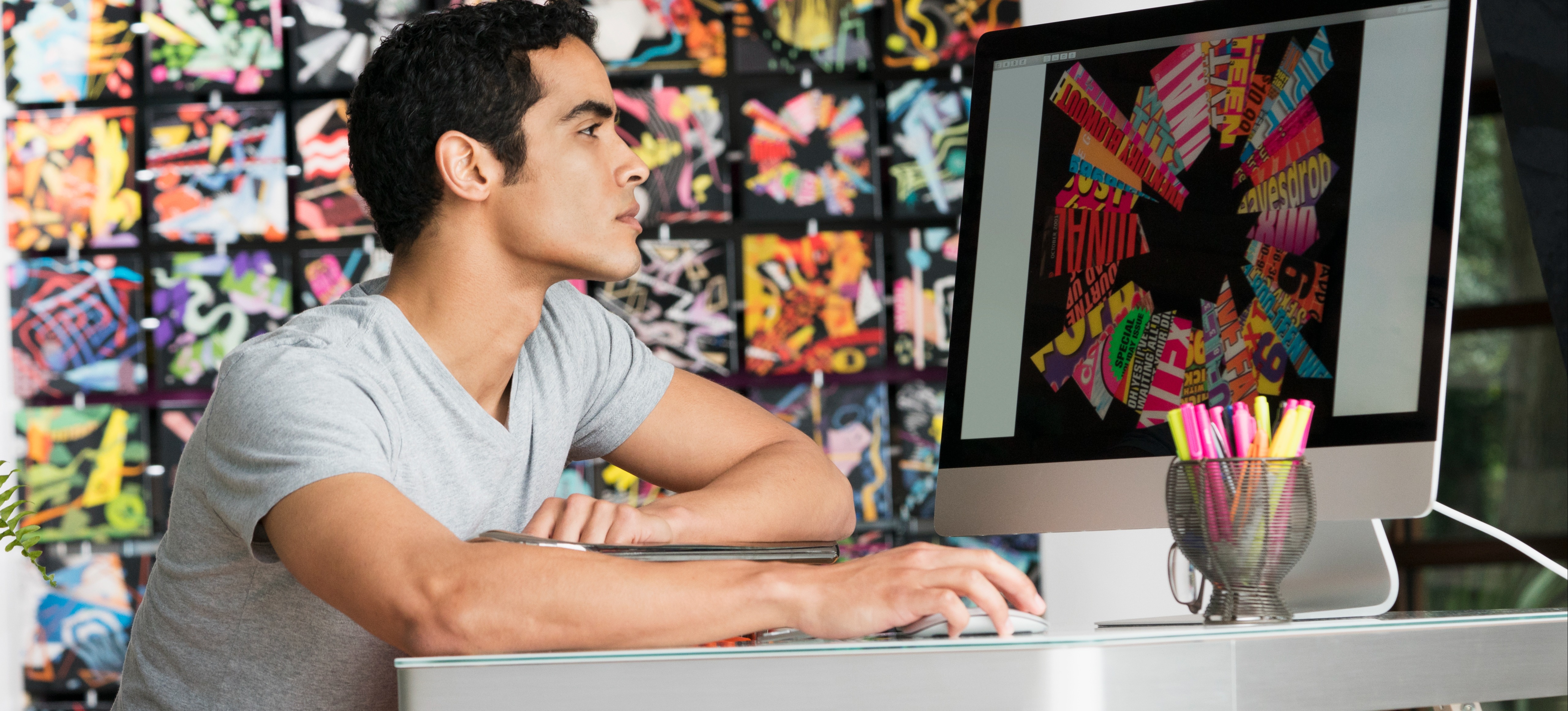 [Hauptbild] Ein Künstler erstellt KI-Kunst auf einem Desktop-Computer.