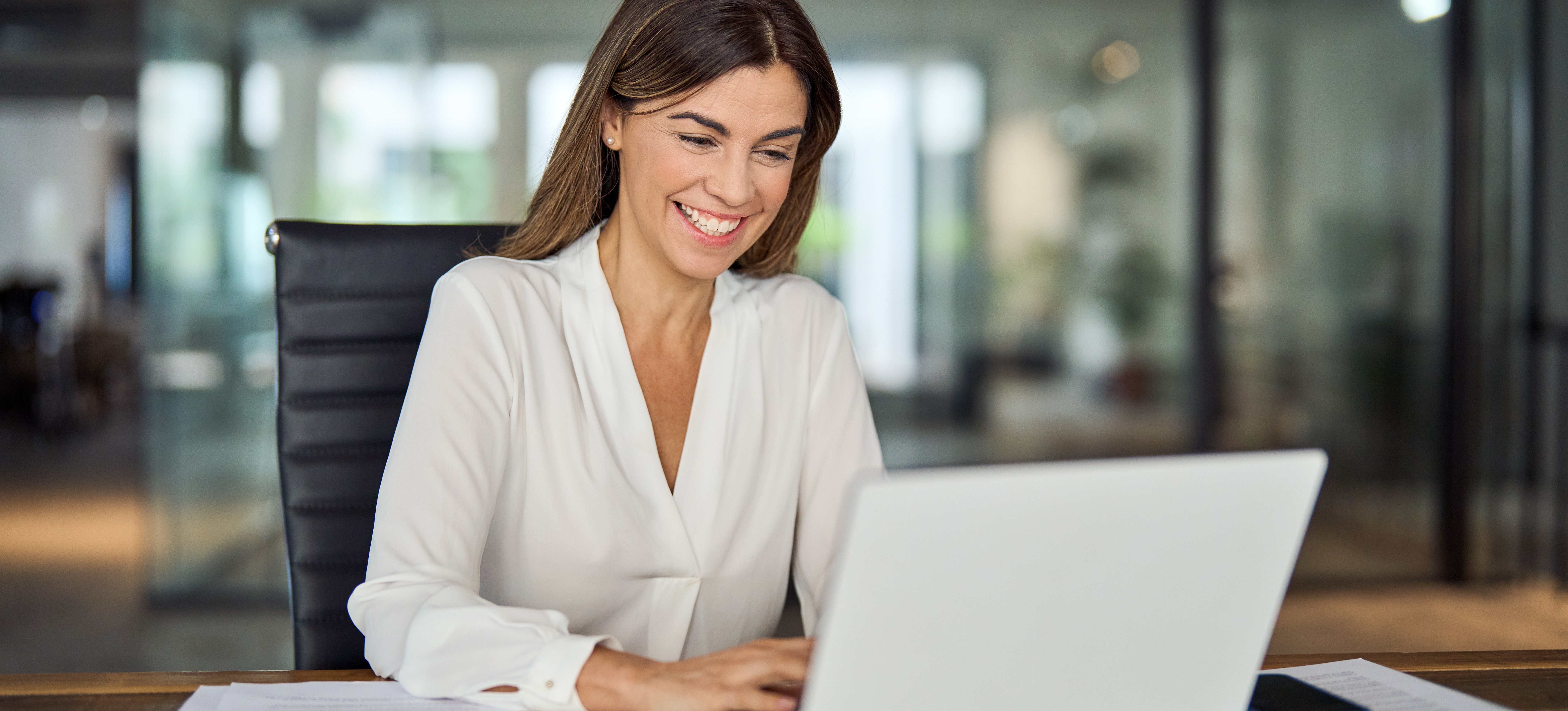 [Feature Image] A project manager explores the benefits of using AI in project management as they select tools and technologies to optimize their strategy. 
