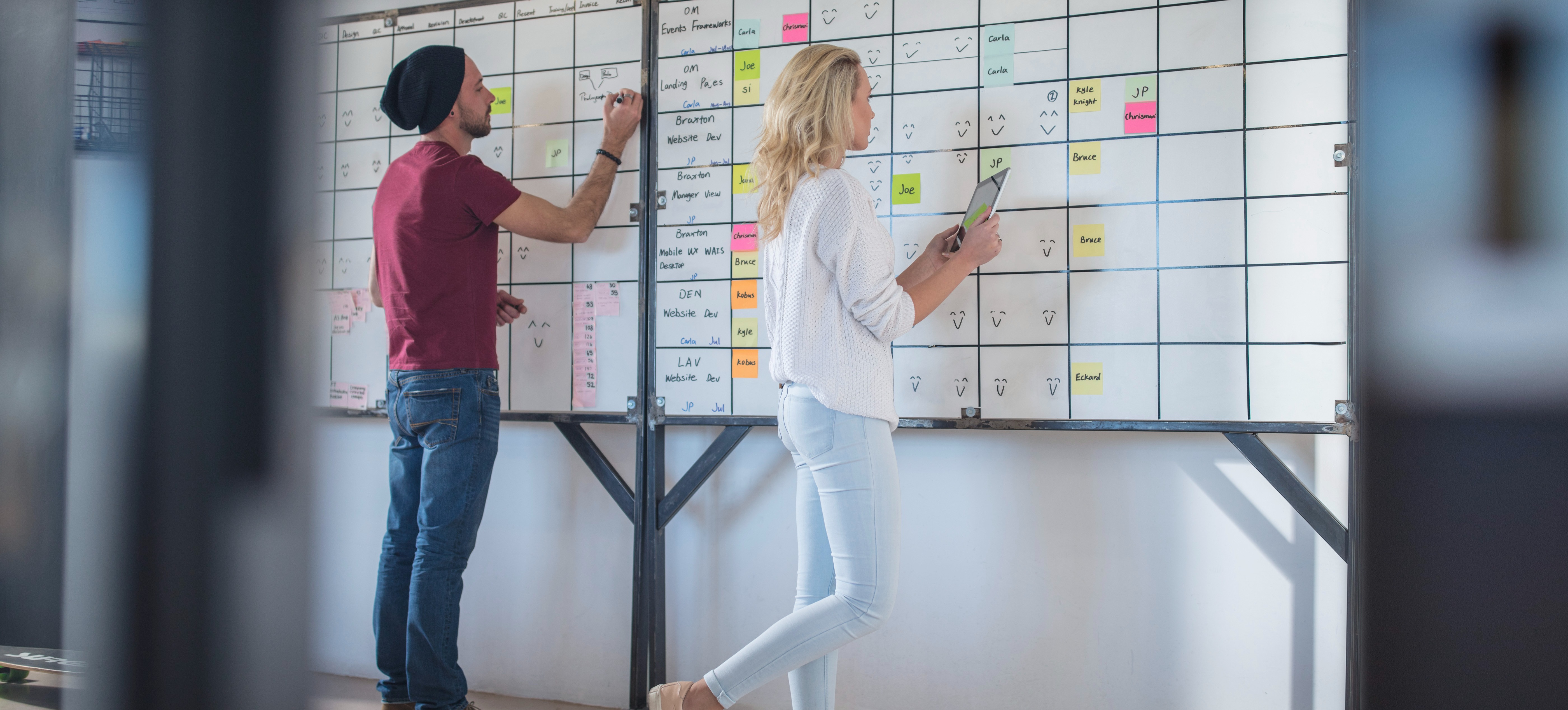 [Featured Image]: A man and woman practise using organisational skills at work.
