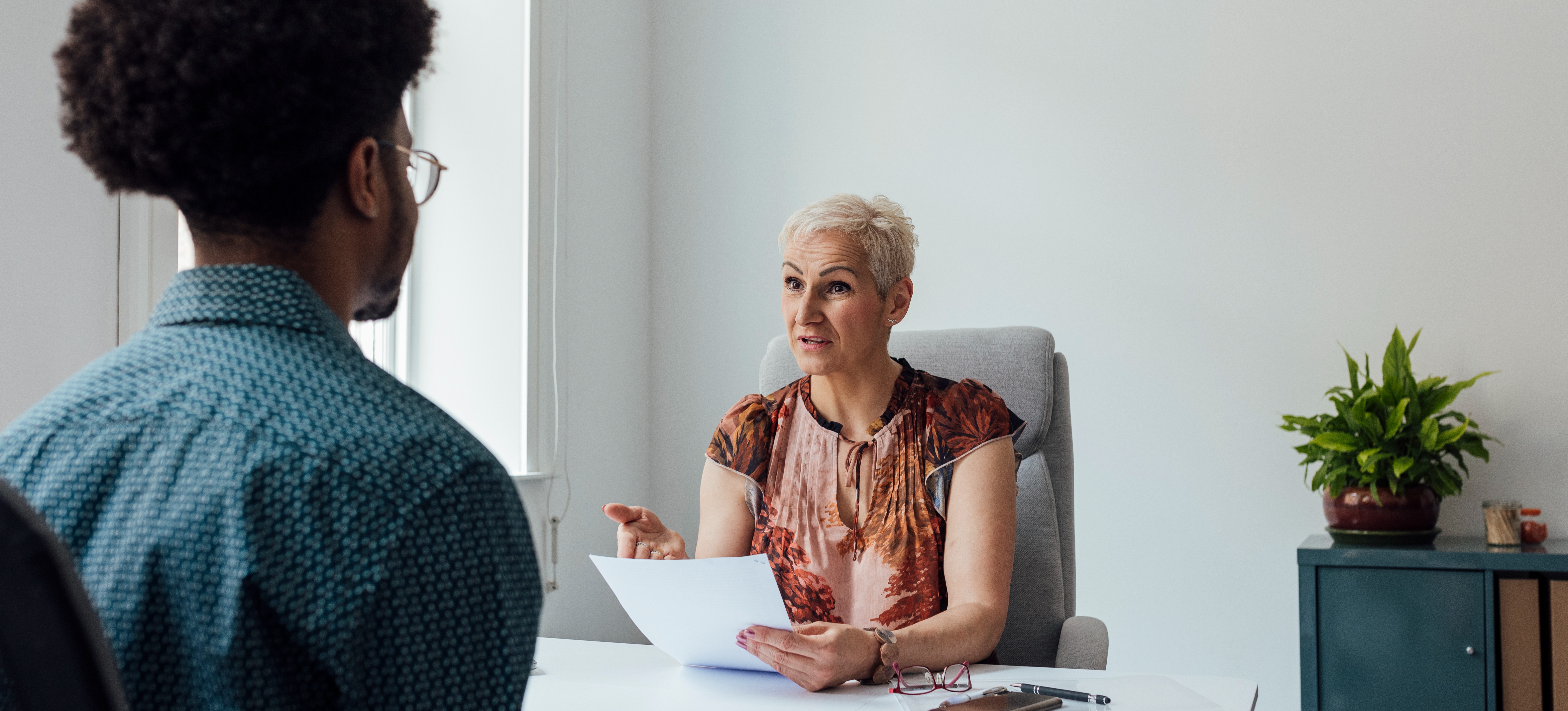 [Featured image] Recruiter discussing software engineer job description with a candidate during an interview.