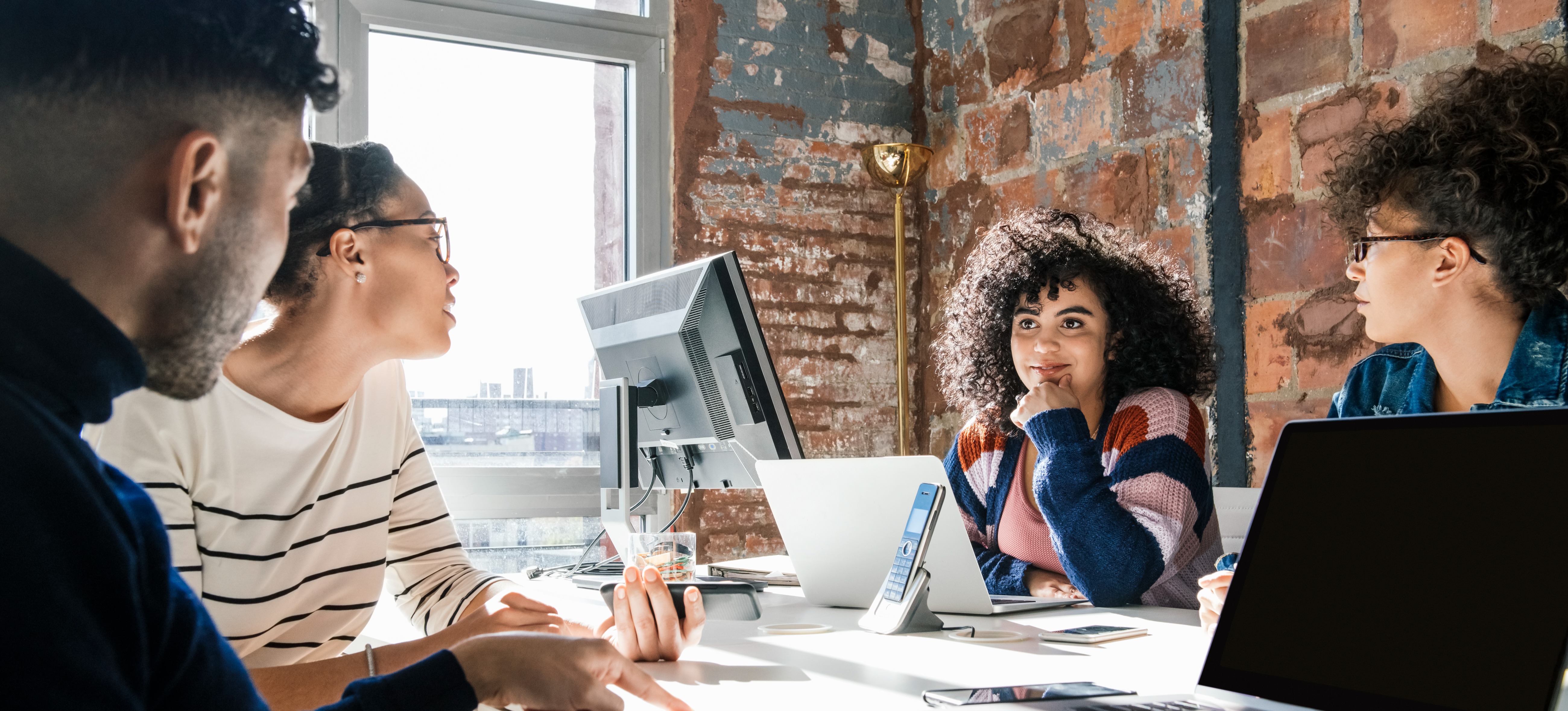 [Image en vedette] Équipe en réunion discutant des plans d'autonomisation des employés