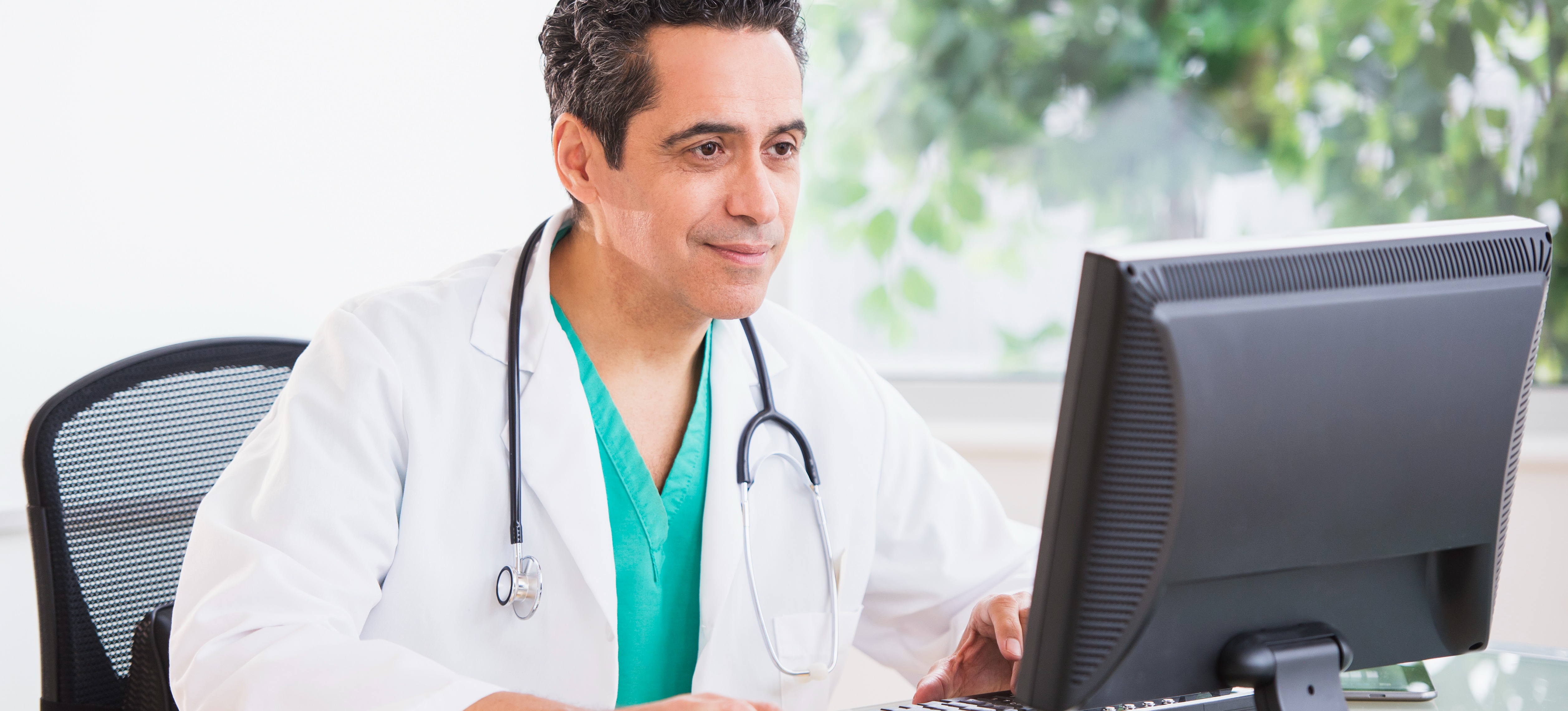 [Image en vedette] Un médecin est assis à un bureau devant un ordinateur et utilise des applications d'apprentissage profond pour diagnostiquer des maladies.
