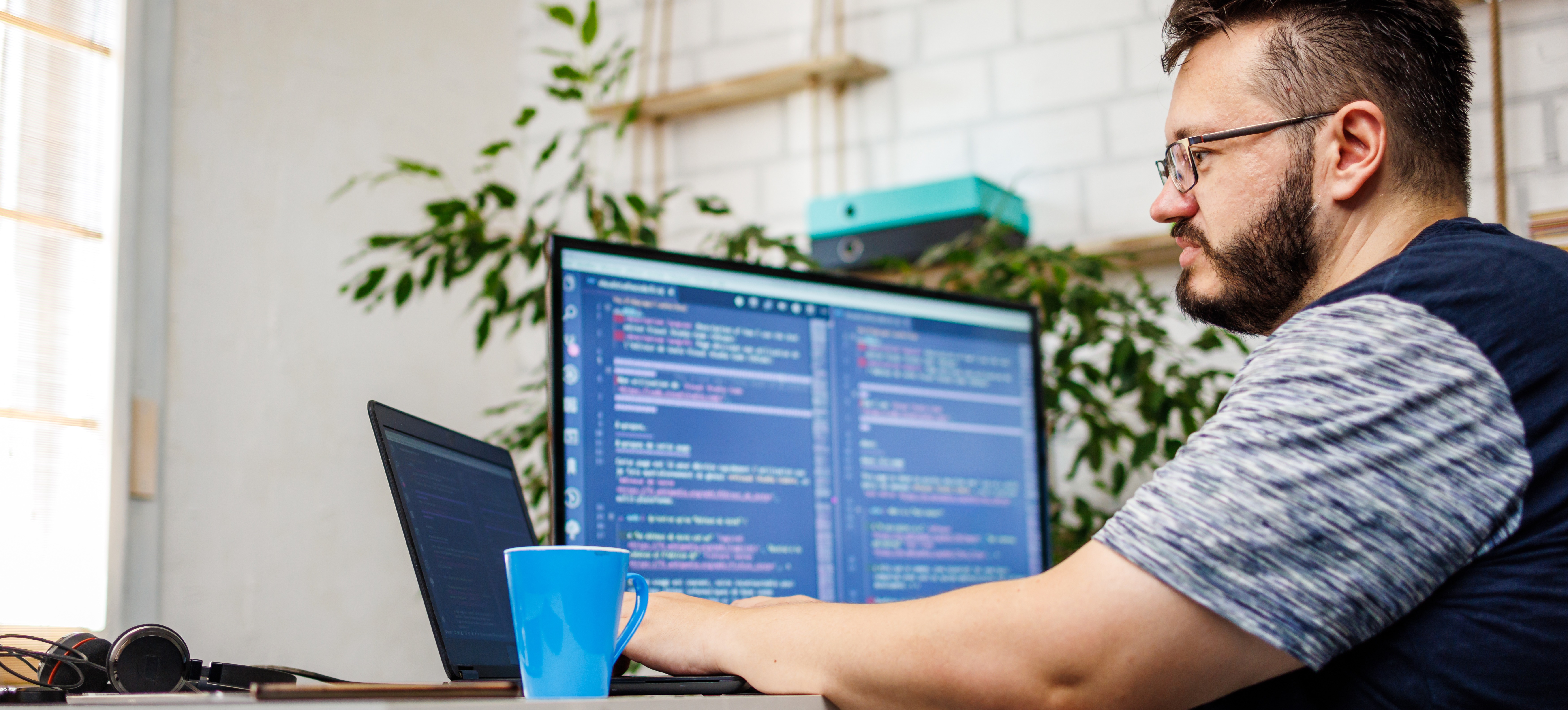 [Hauptbild] Ein Programmierer arbeitet mit Deep-Learning-Code an seinem Computer in einem sonnigen Heimbüro.