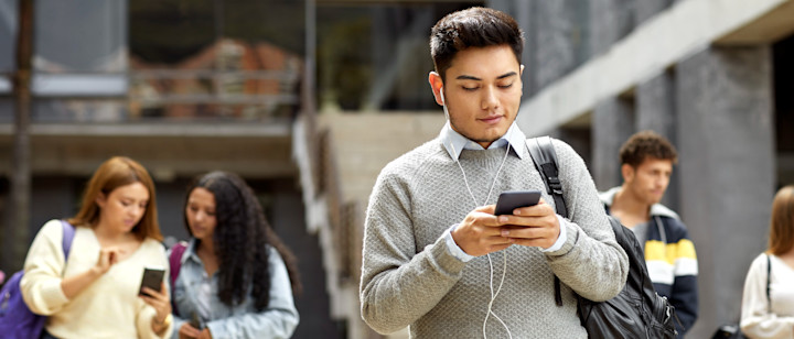 [Image en vedette] Une personne pratique le micro-apprentissage sur son appareil mobile tout en marchant dehors.