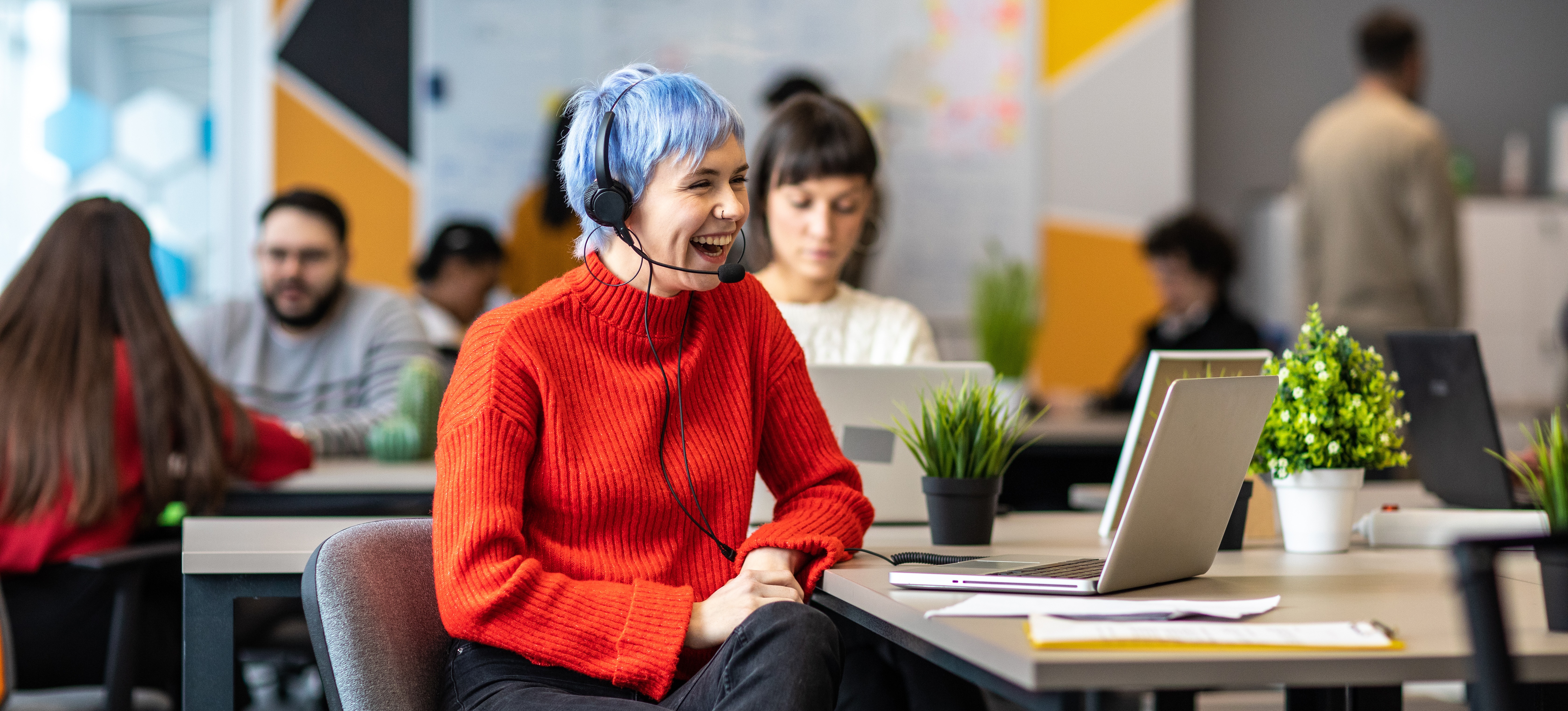 [Image en vedette] Professionnelle de l'informatique assise à son poste de travail en train d'élaborer des architectures de réseau et de communiquer avec ses collègues au moyen d'écouteurs.