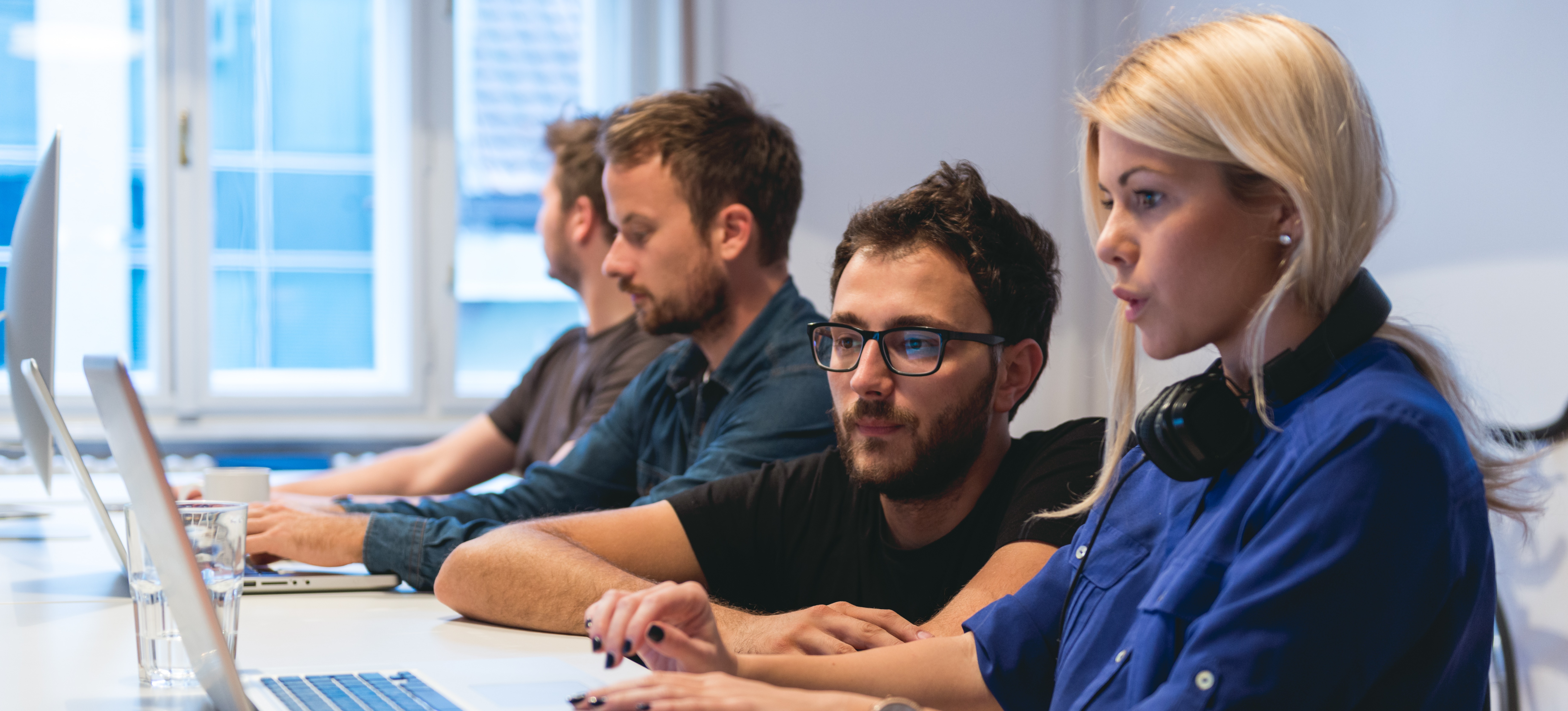 [Hauptbild] Eine Person erhält Unterstützung bei der Bearbeitung einer Tutorial-Lektion auf einem Laptop, um ihre beruflichen Fähigkeiten zu verbessern.