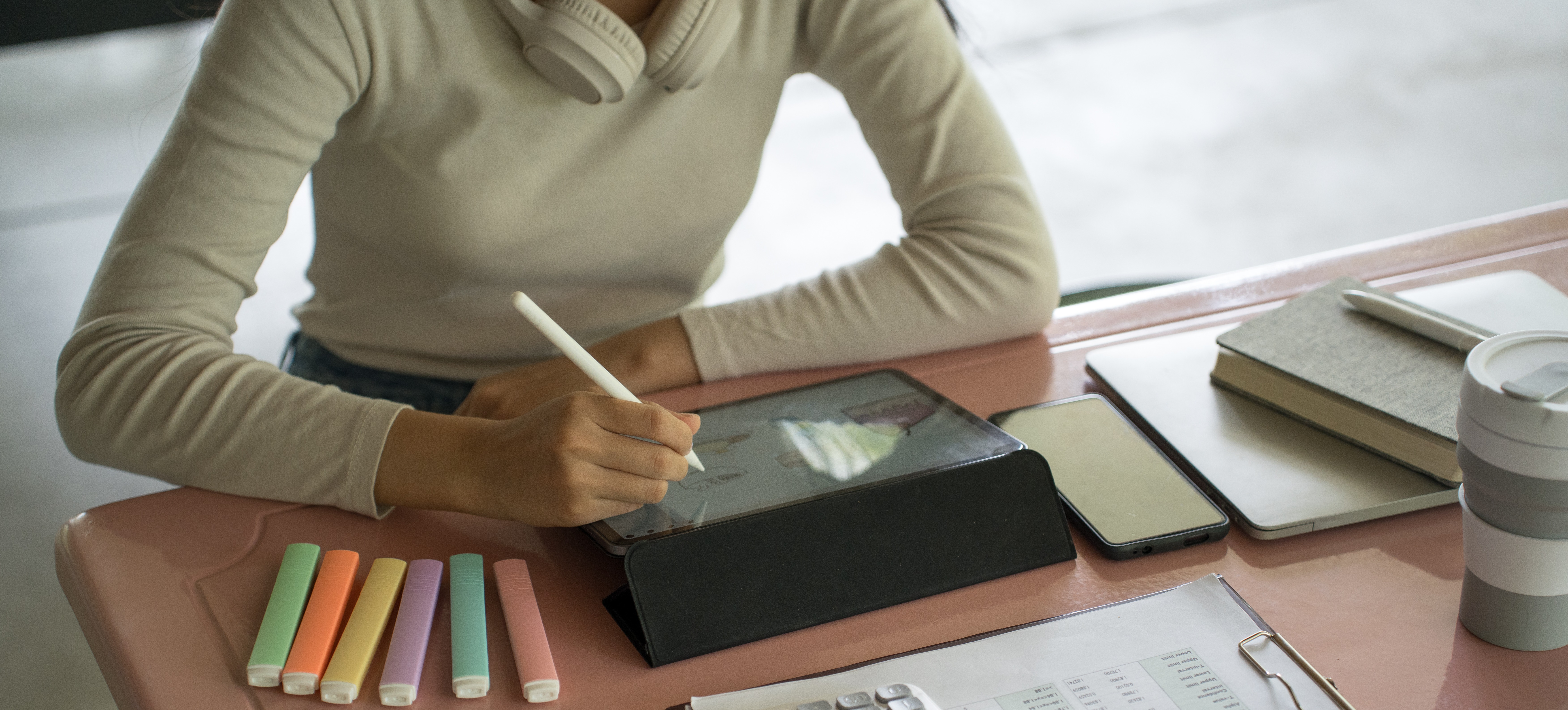 [Featured Image] A student who chose to further her education in commerce is studying.