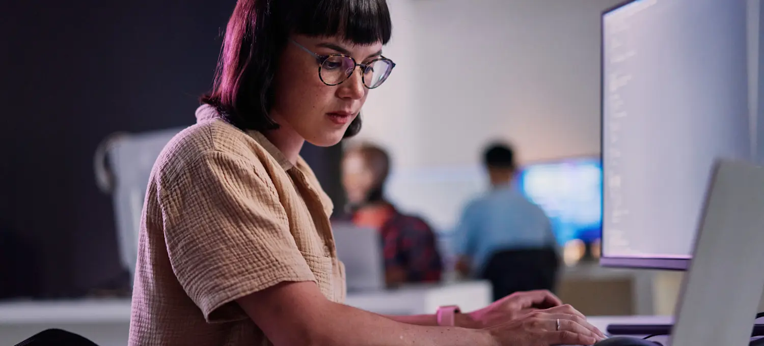 [Featured image] A data scientist using Tidyverse for data analysis in an office.