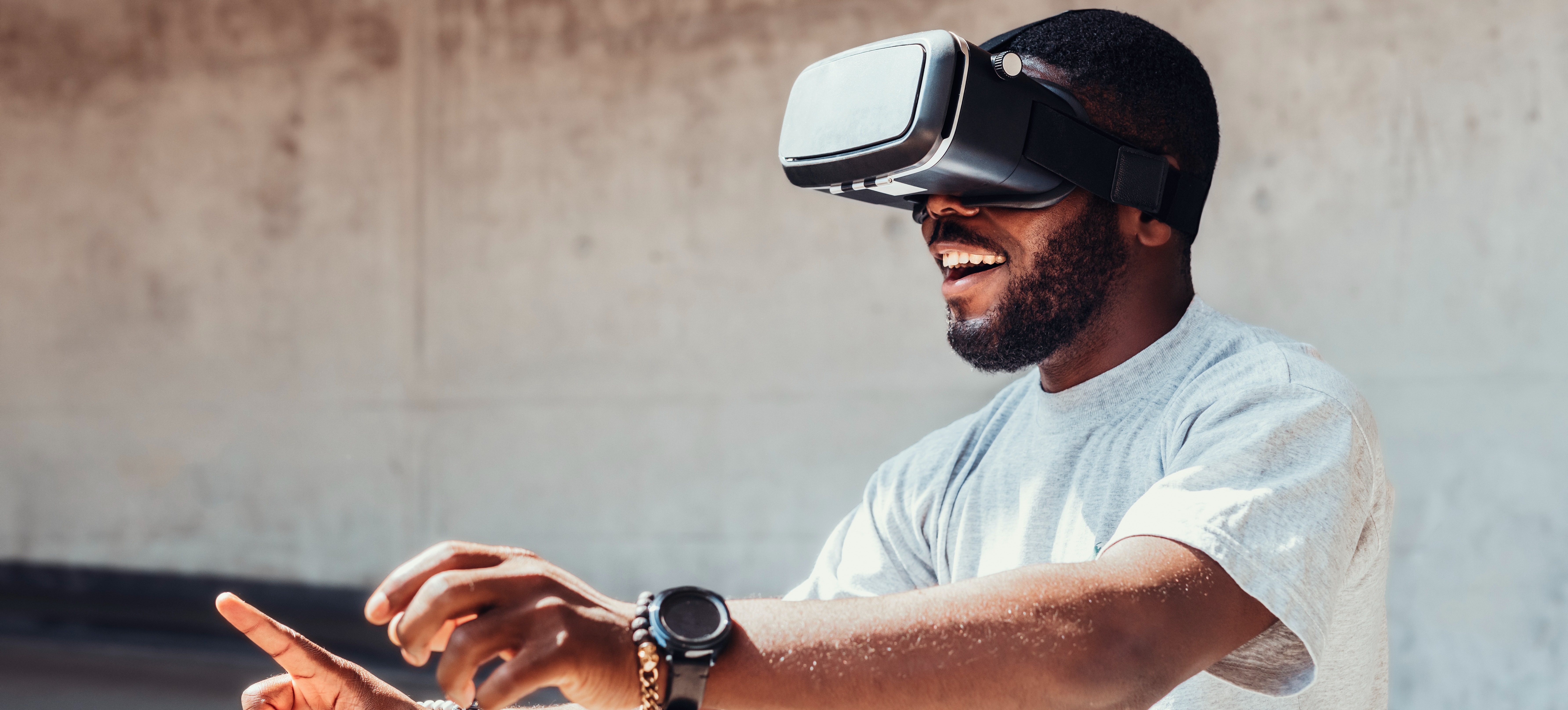 [Feature Image] After exploring the metaverse versus virtual reality, a gamer in a gray short-sleeved shirt wears virtual reality glasses to experience VR for themselves.
