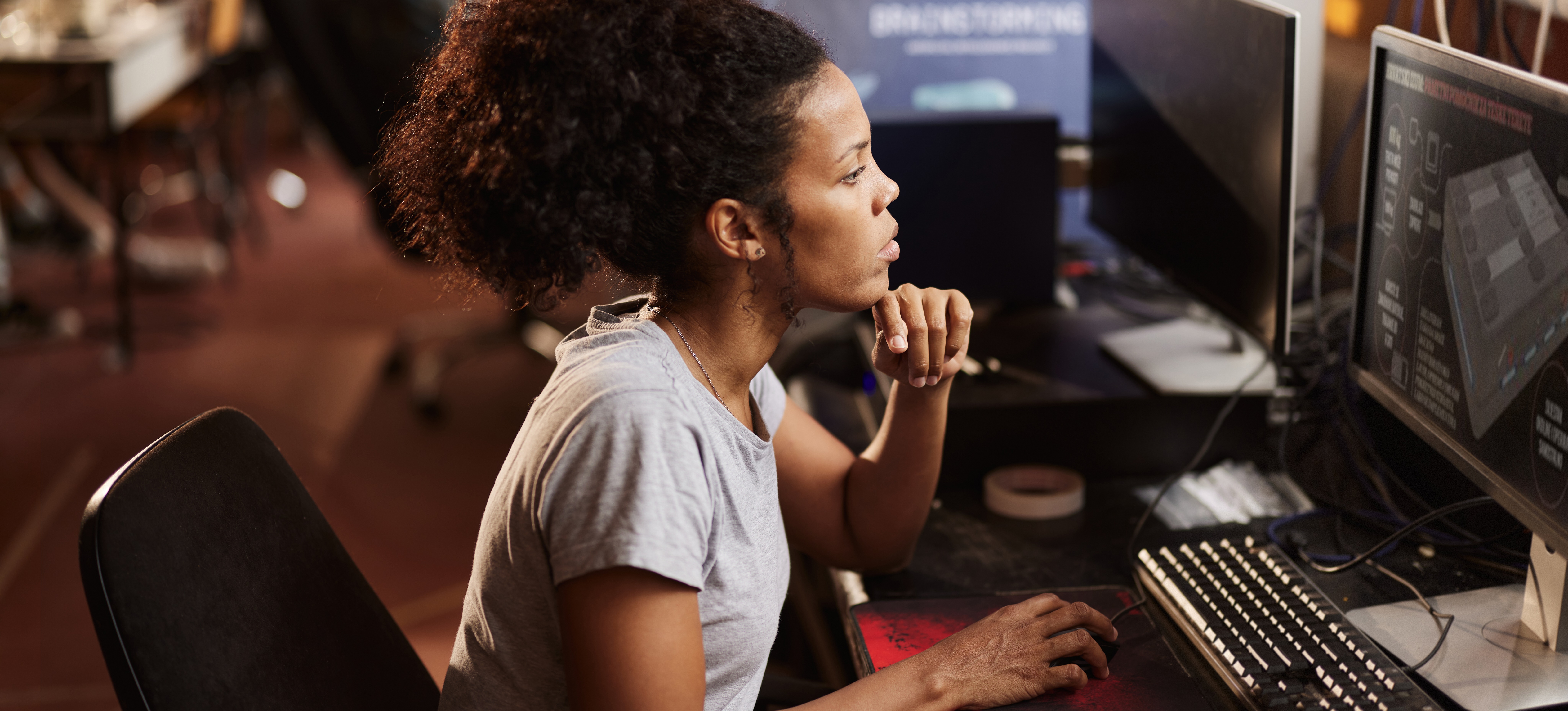 [Hauptbild] Eine Frau programmiert für die Netzwerksicherheit und nutzt den Promiscuous-Modus, um die IT-Abwehr zu verbessern.