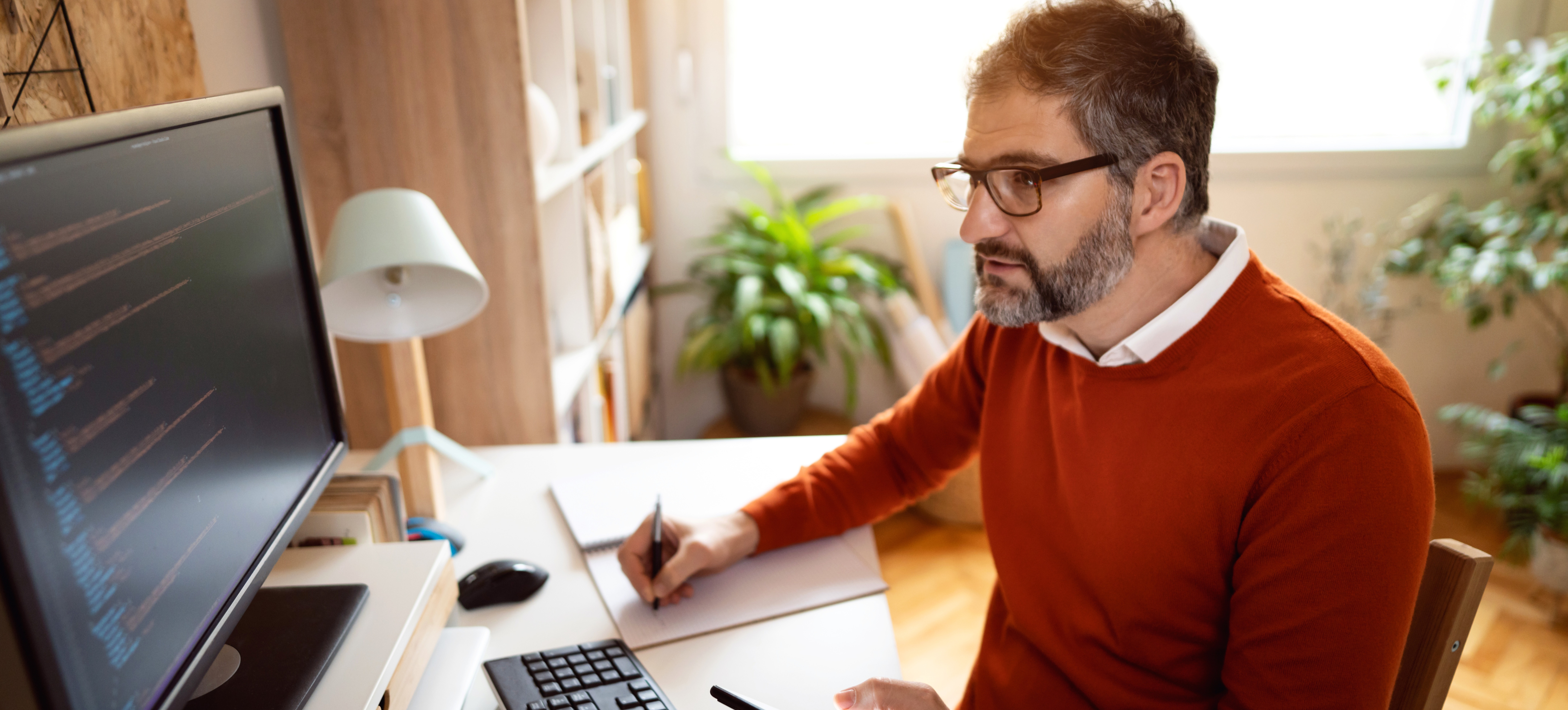 [Hauptbild] Männlicher Supply-Chain-Planer, der vom Home-Office aus arbeitet.