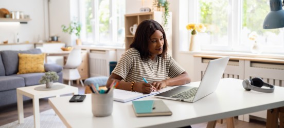 [Image en vedette] Un étudiant sourit après avoir obtenu la réponse à sa question : « SQL est-il un langage de programmation ? ».