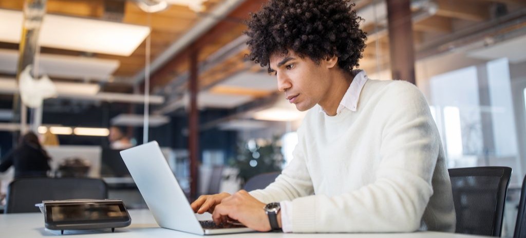 [Hauptbild] Ein IT-Support-Spezialist erforscht das New Technology File System.