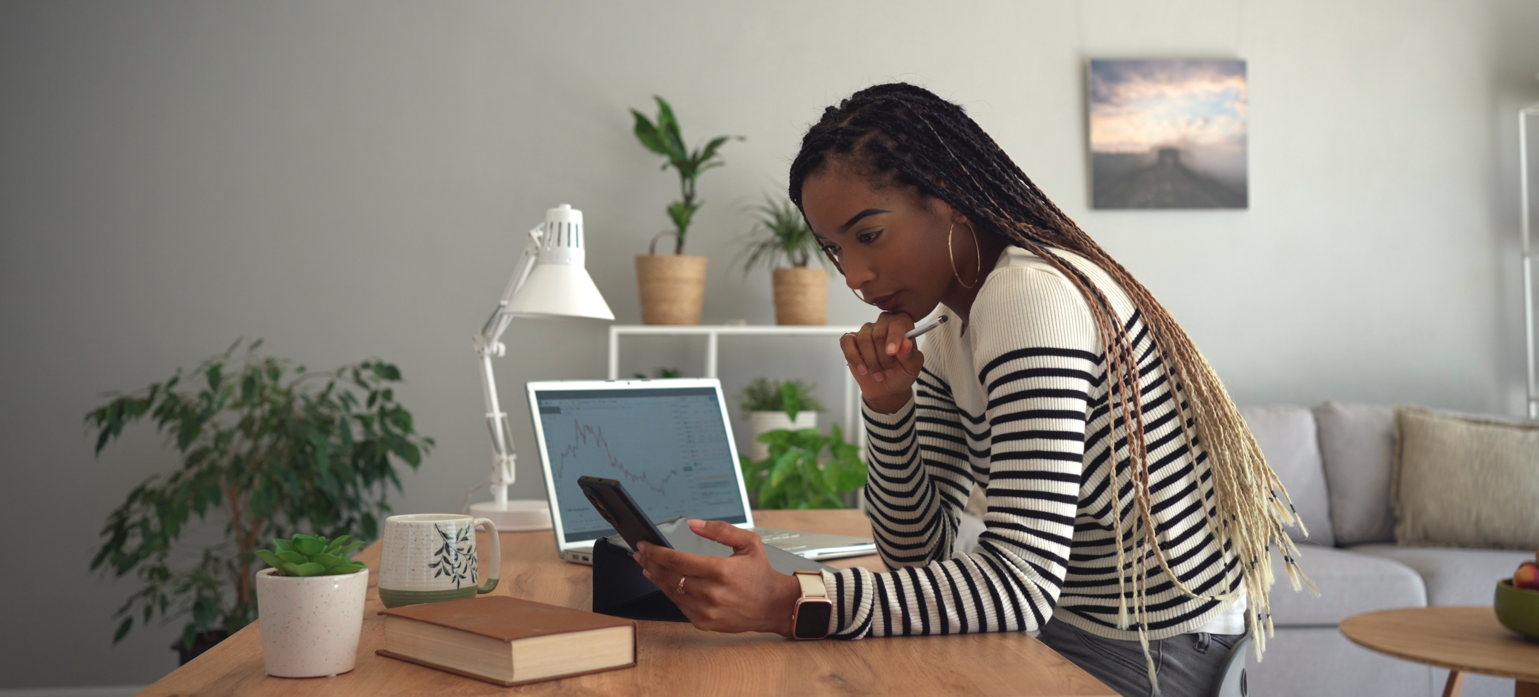 [Hauptbild] Ein Datenanalyst sitzt in seinem Heimbüro und nutzt KI Analyse auf seinen Geräten.
