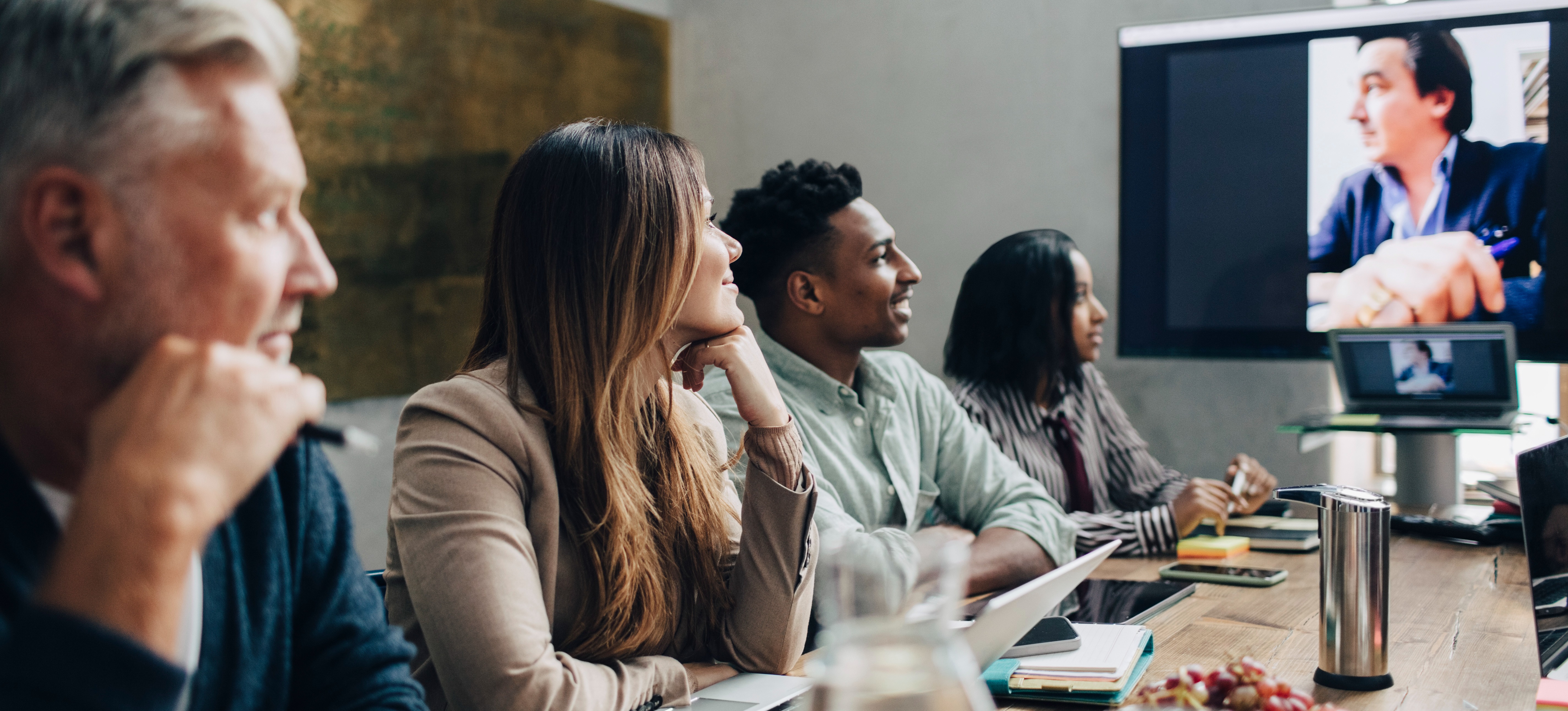 [Image en vedette] Un groupe de professionnels de l'informatique participe à une réunion virtuelle pour discuter du plan de gestion des services informatiques (ITSM) de leur entreprise. 