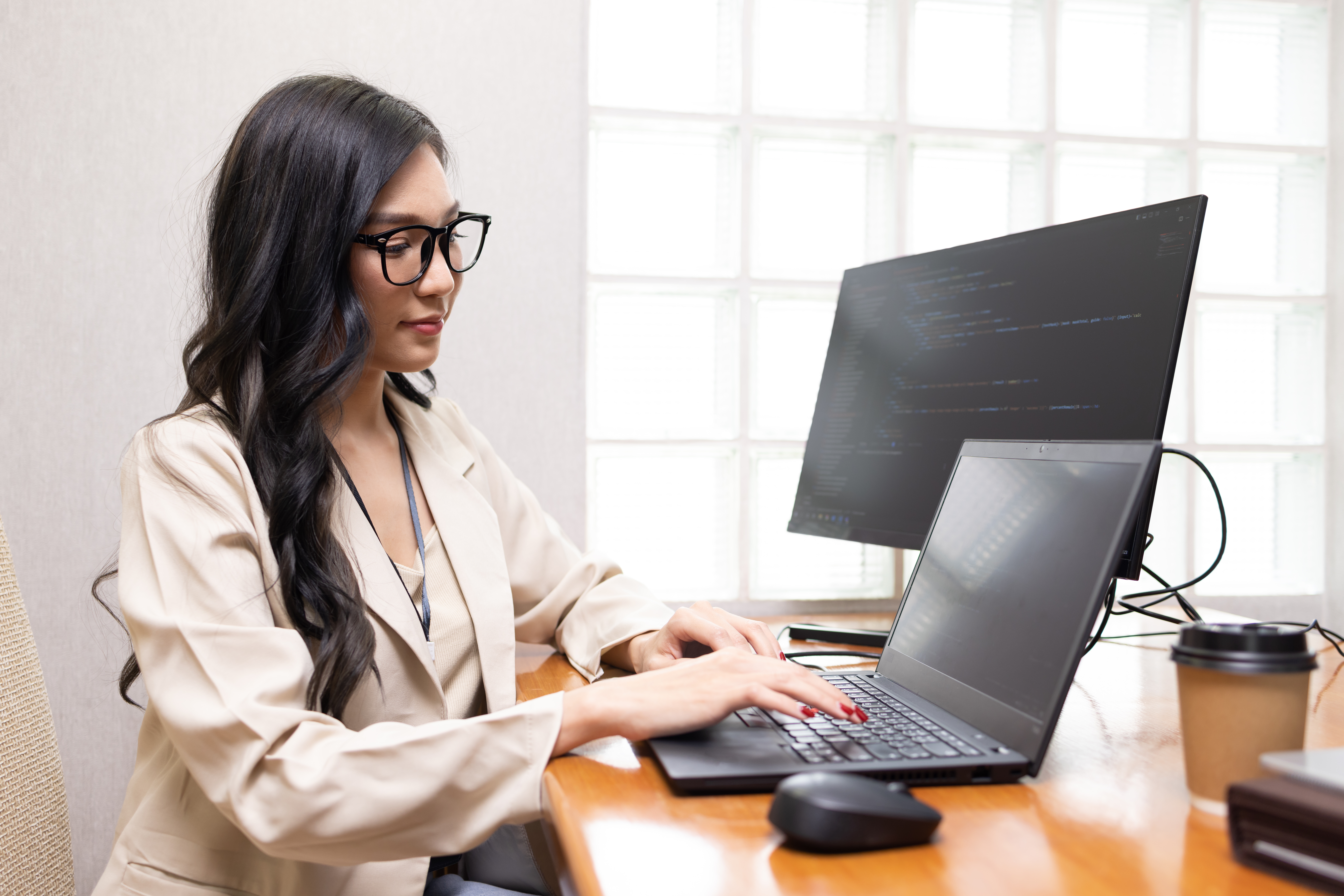 [Image en vedette] Un professionnel certifié Azure met en pratique ses compétences dans son bureau à domicile.