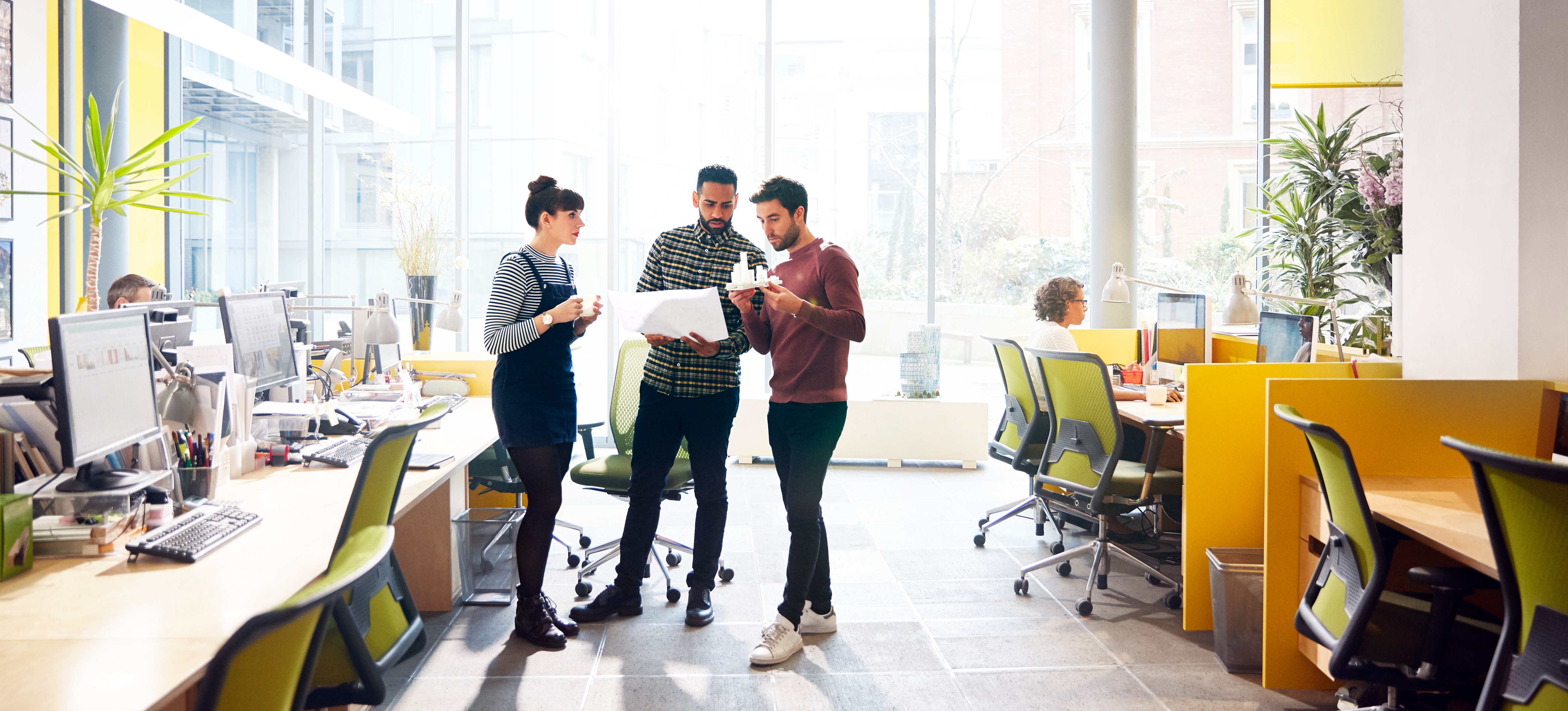 [Hauptbild] Arbeitskollegen arbeiten gemeinsam an einem Projektmanagementplan.