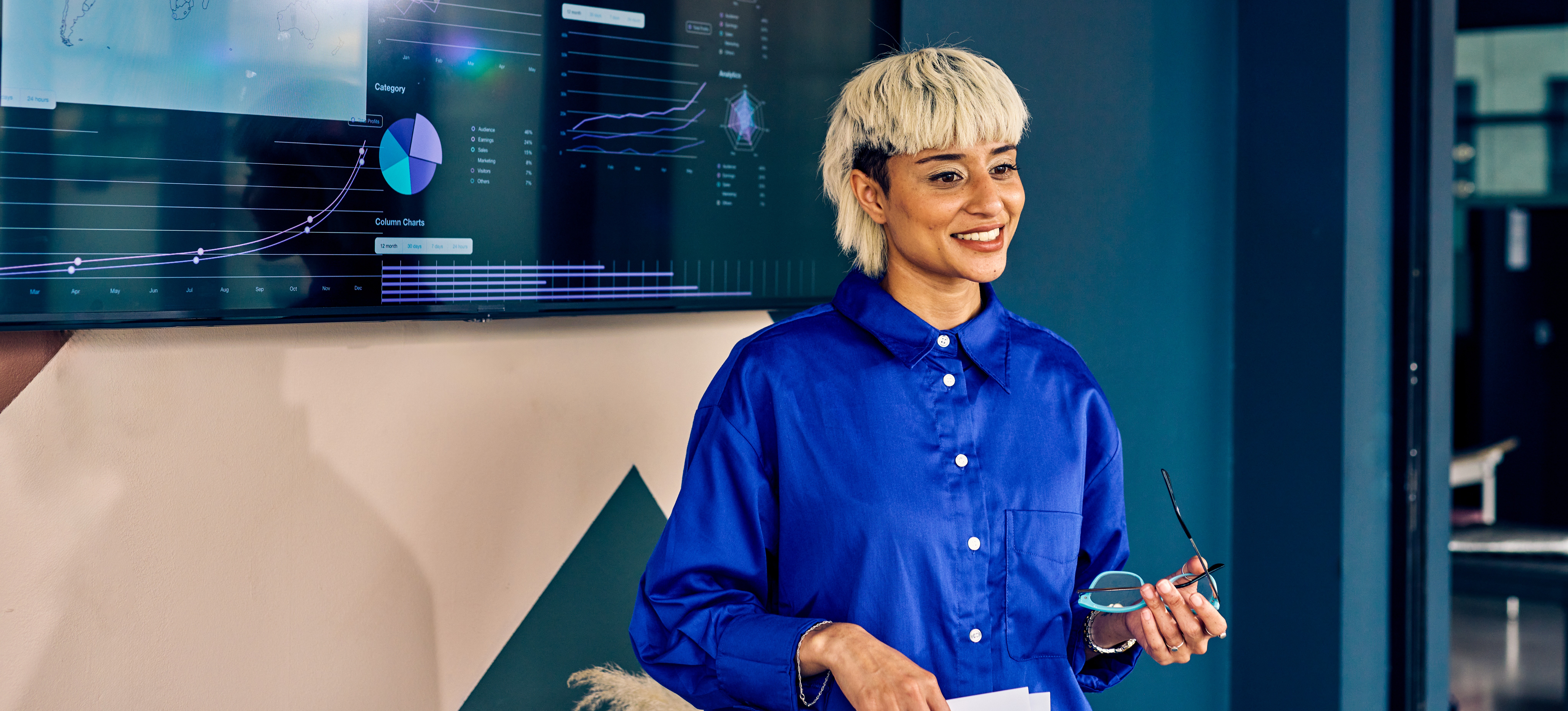 [Featured Image] A big data professional presents their insights at a business meeting.
