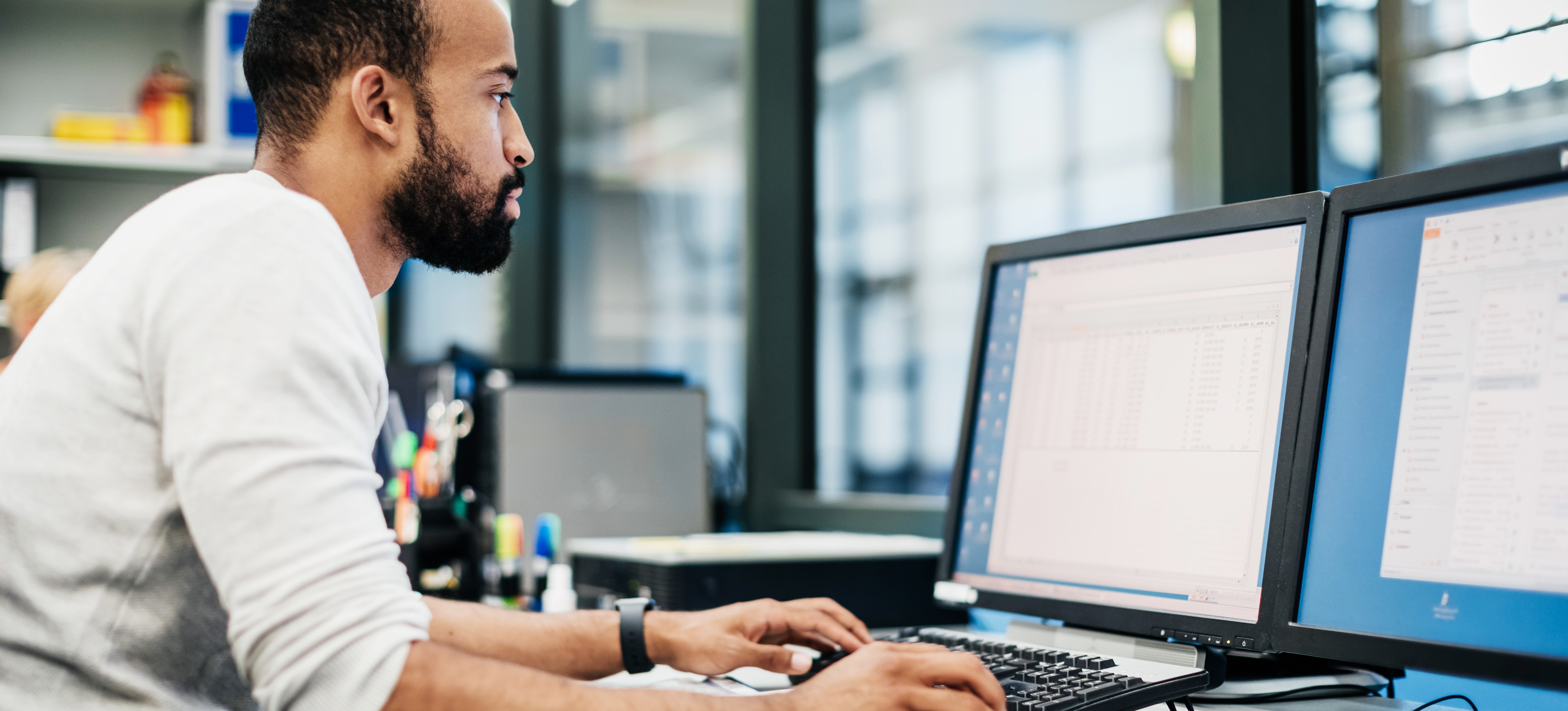 [Hauptbild] Ein Netzwerktechniker telefoniert und arbeitet an der Behebung eines Netzwerkproblems.