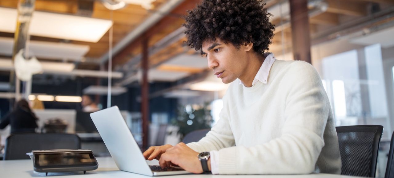 [Image en vedette] Un spécialiste de l'assistance informatique recherche sur son ordinateur portable les différents types de mémoire vive.