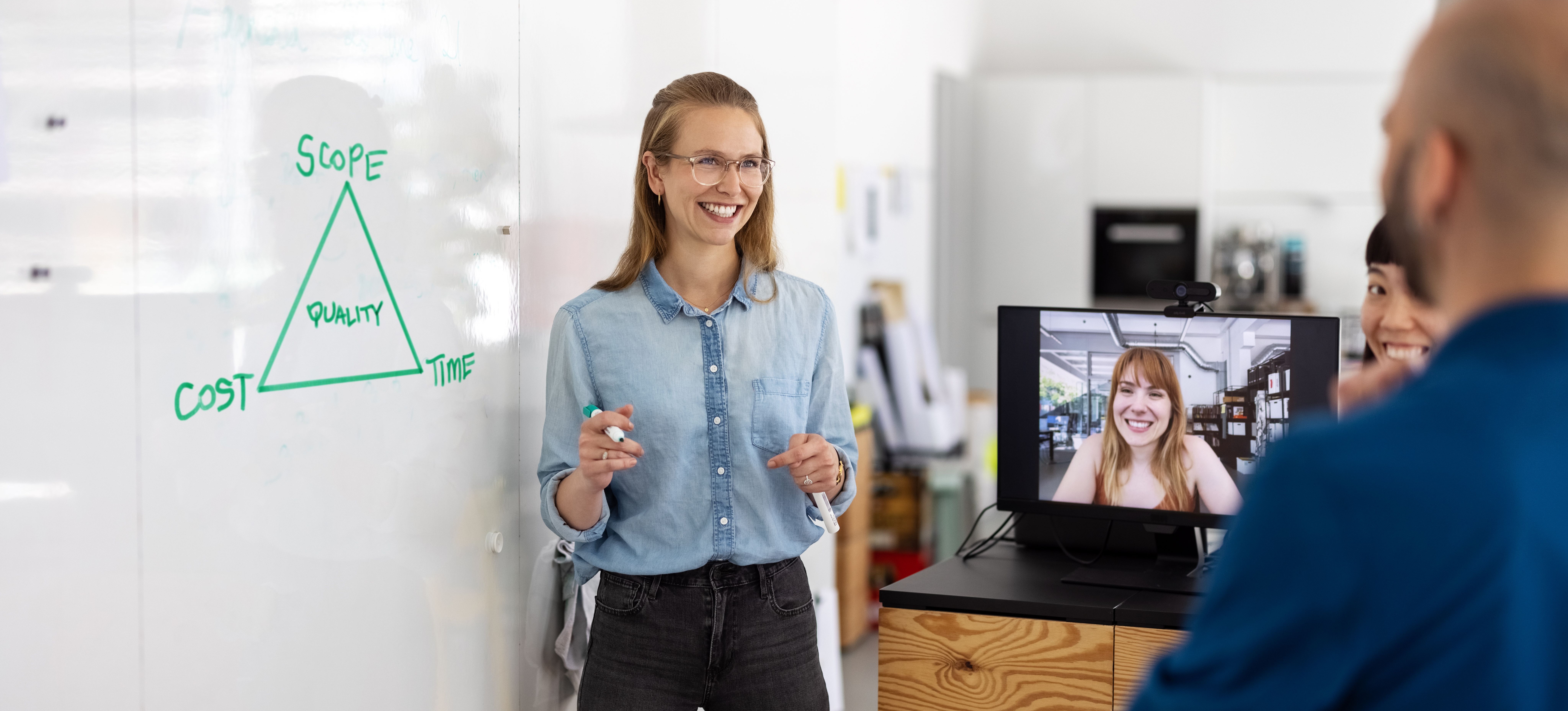 [Image en vedette] Un travailleur présente le triangle de gestion de projet.