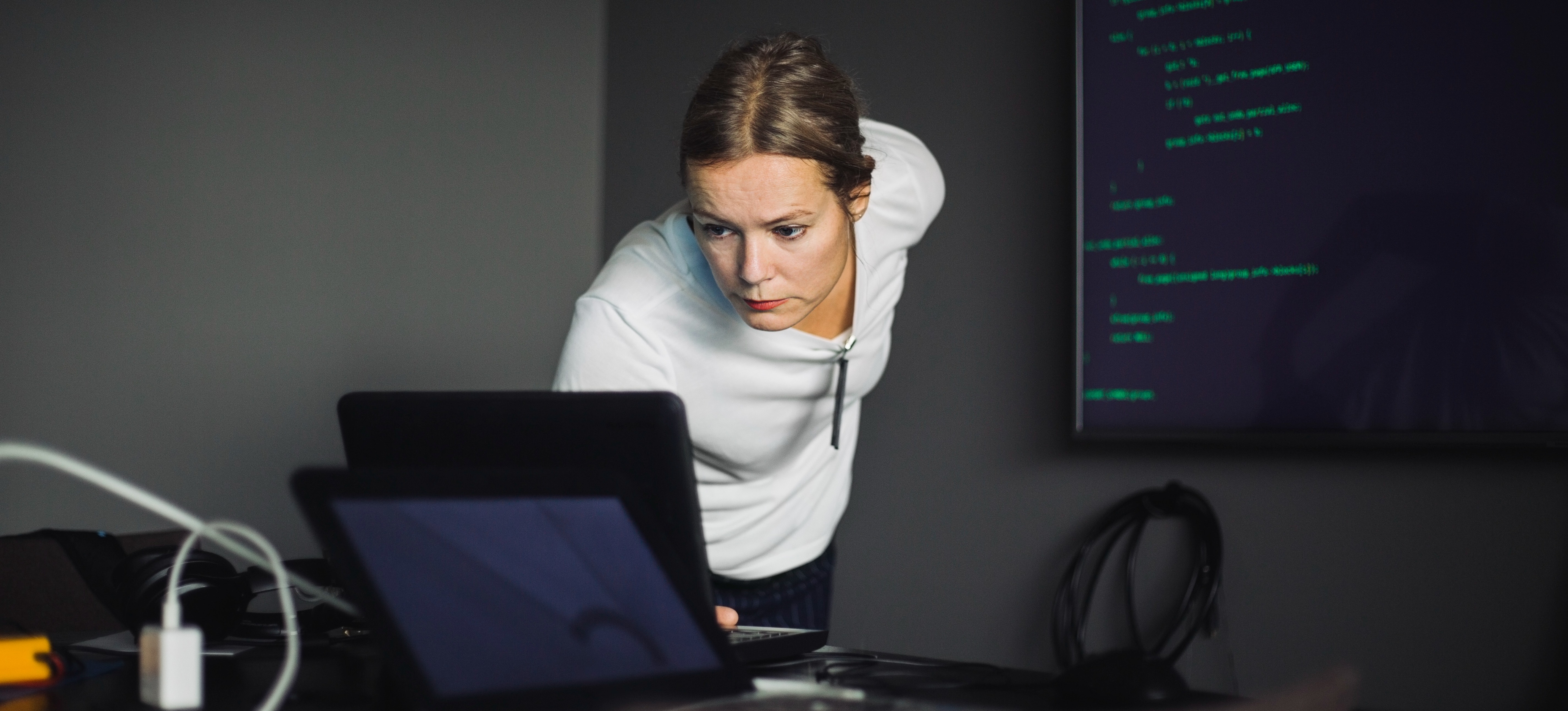 [Hauptbild] Eine Softwareentwicklerin testet ihren Code auf Randfälle.