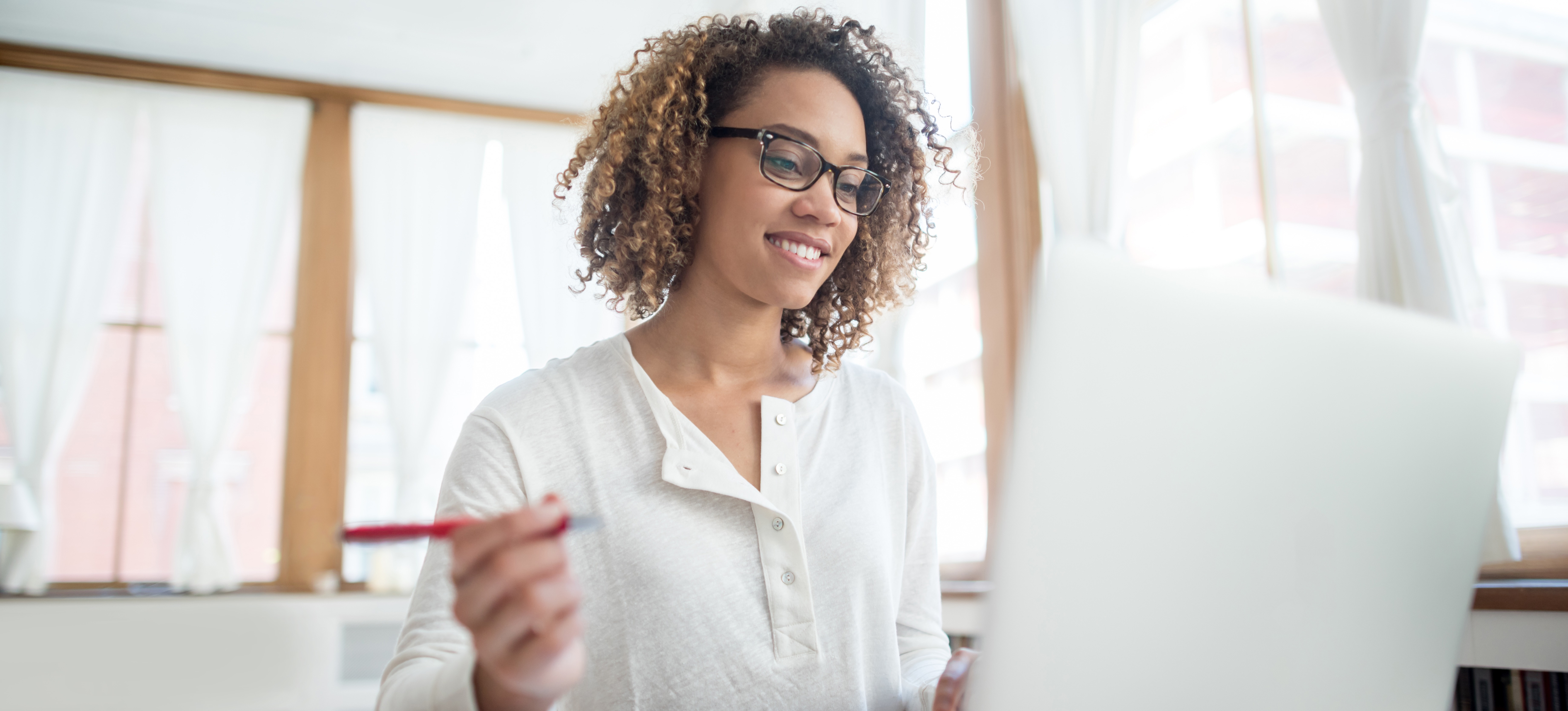 [Featured Image] A college learner researches the average technical analyst salary as they plan their career path and strategize ways to maximize their potential earnings. 
