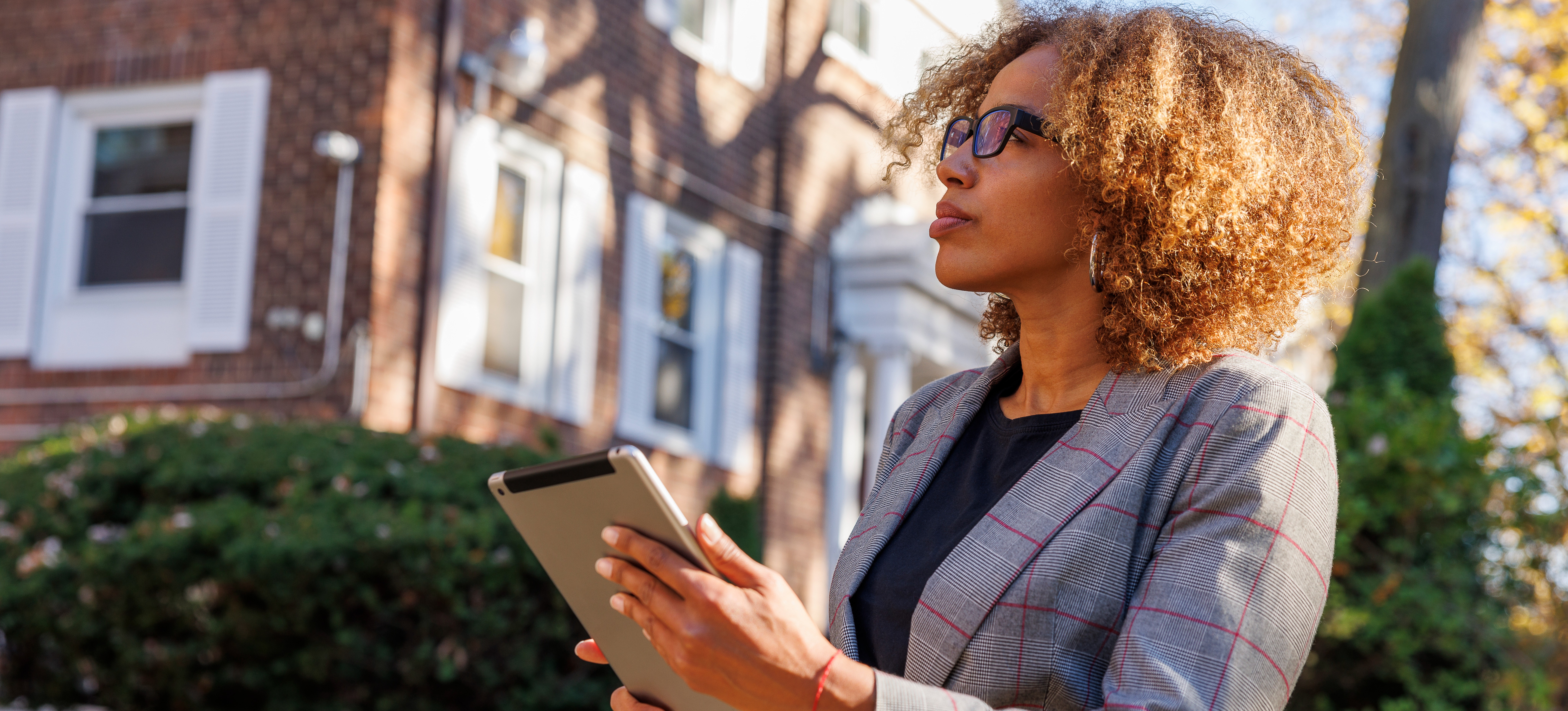 [Featured Image] A real estate appraiser inspects a house and takes notes for the appraisal.
