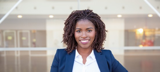 [Imagen destacada] Un gestor de inventarios en un despacho con una pared de cristal.