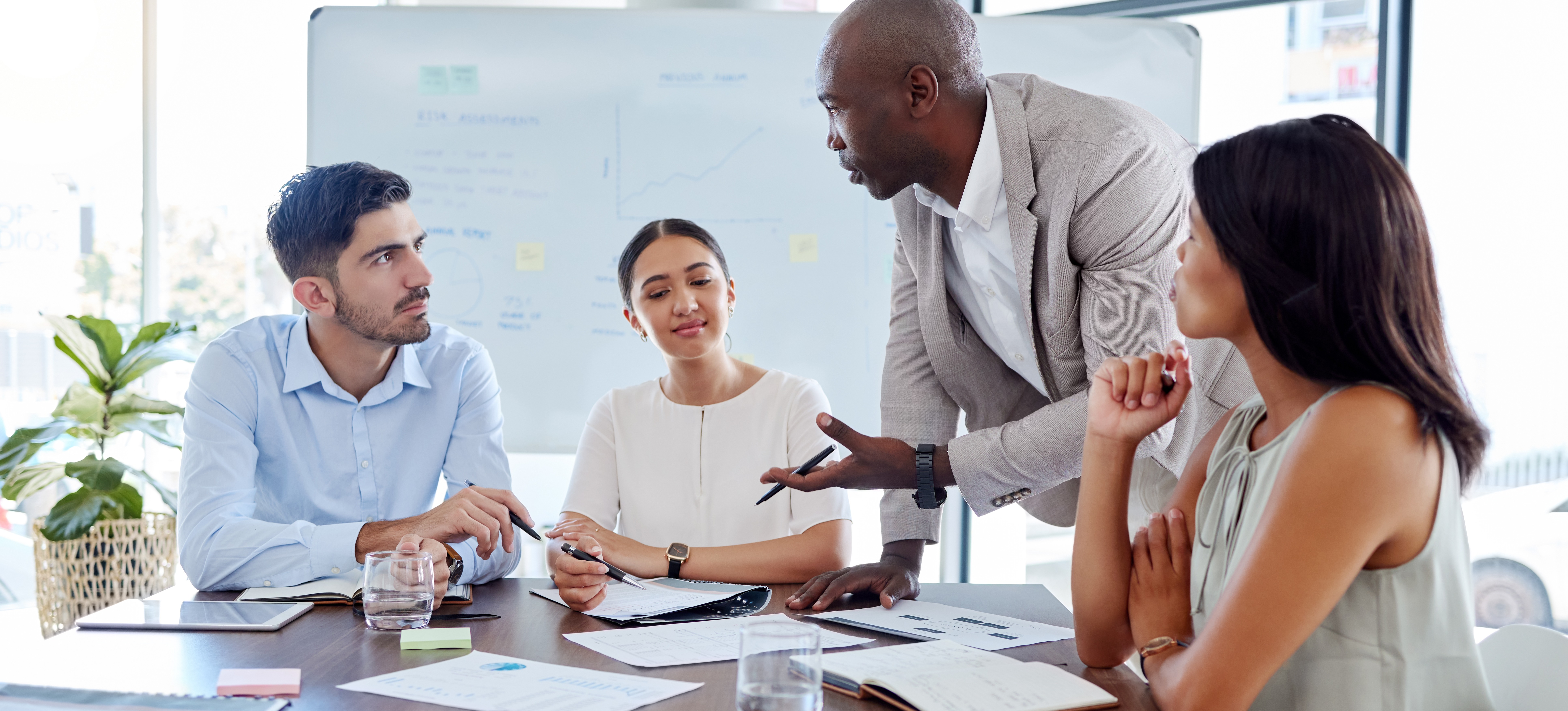 [Hauptbild] Ein Projektmanagementteam bespricht das RACI-Diagramm für ein bevorstehendes Projekt.