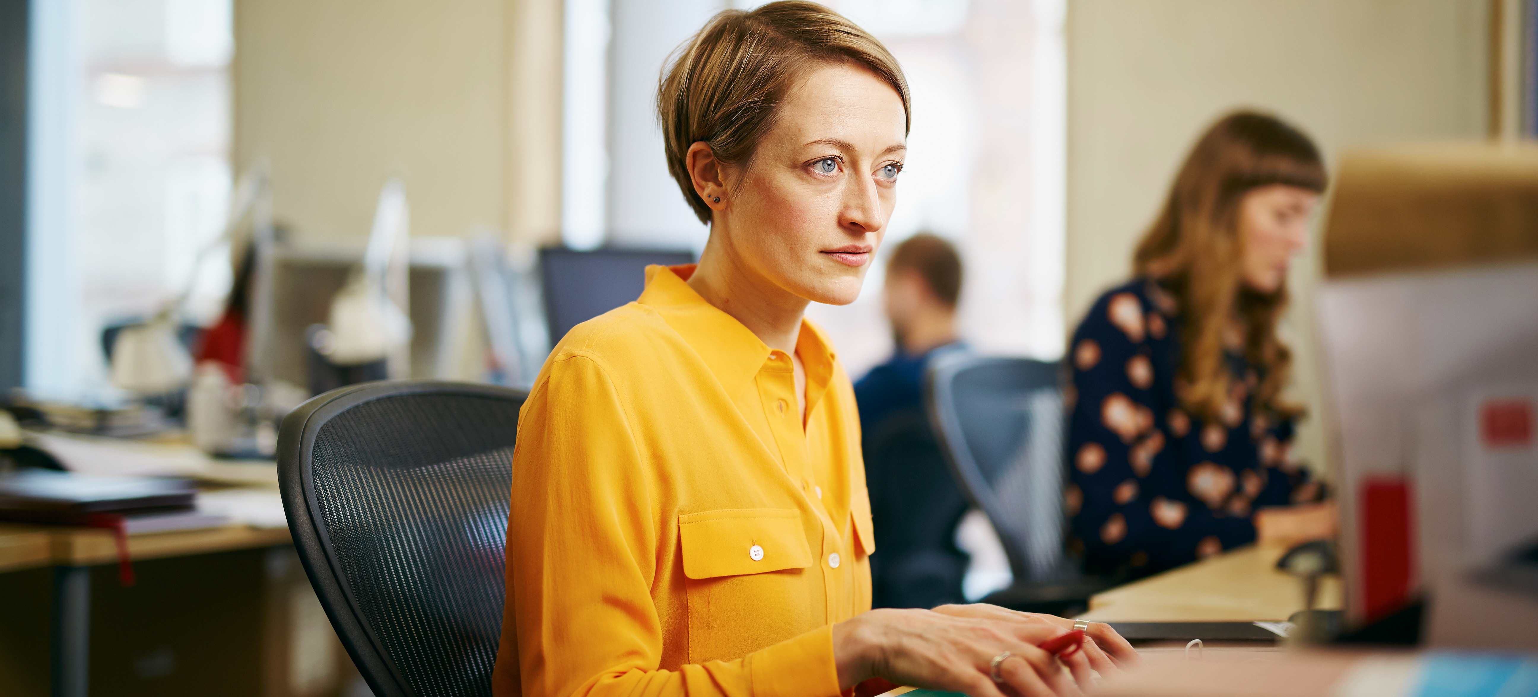 [Hauptbild] Compliance-Beauftragte verfasst eine Richtlinie zur Datenintegrität.