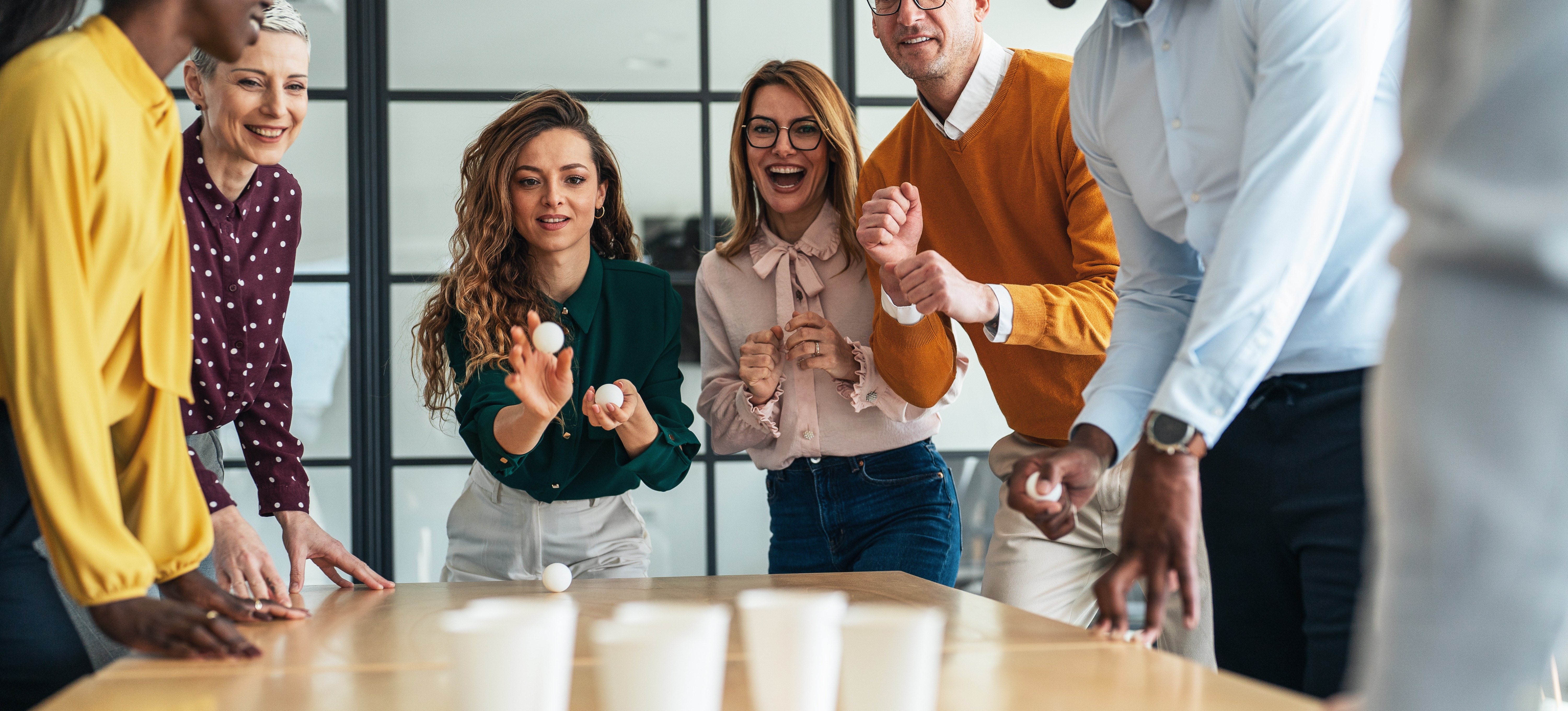 [Image en vedette] Une équipe dynamique d'employés participe à une activité ludique au travail dans le cadre de la stratégie de fidélisation des employés de l'entreprise.