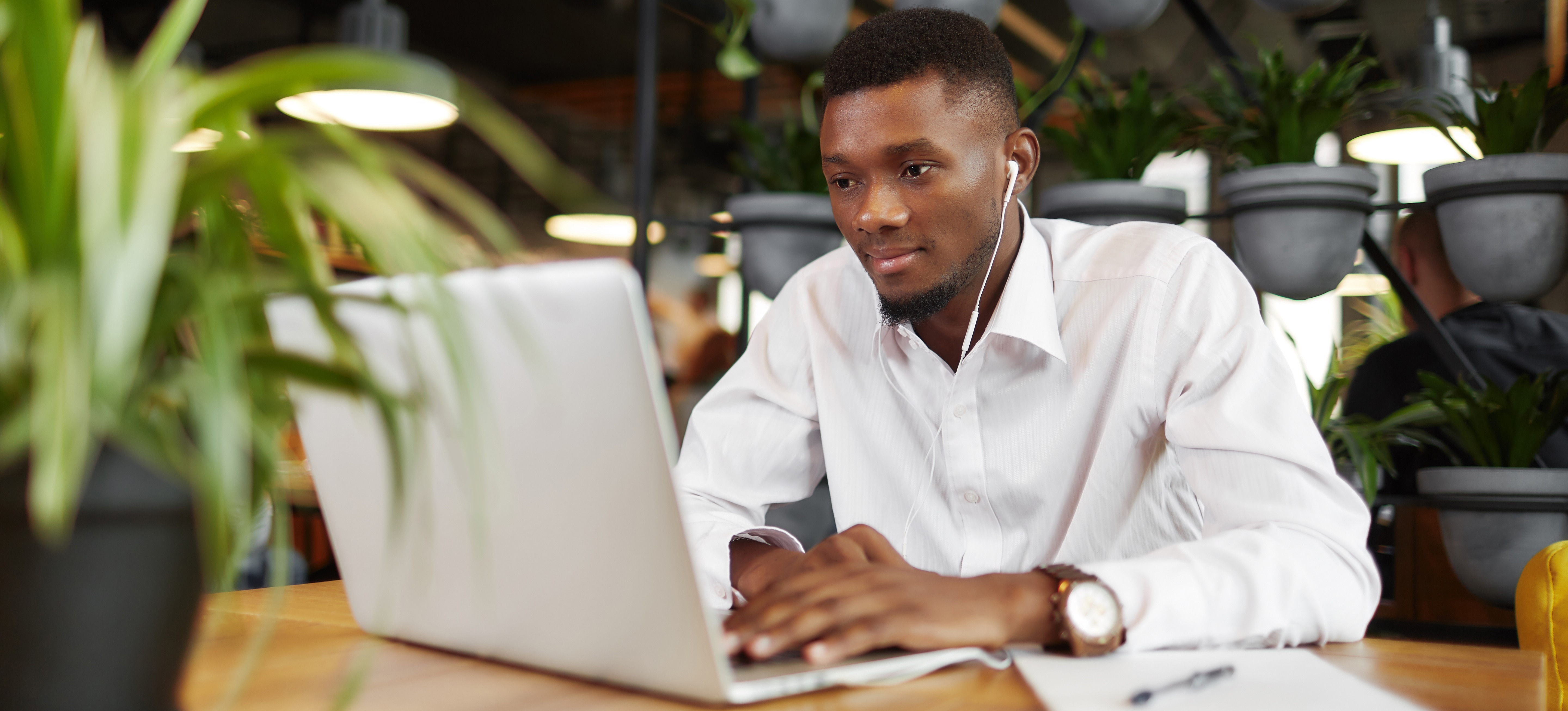 [Featured Image] A data engineering student studies the differences between relational and non-relational databases on a laptop computer.
