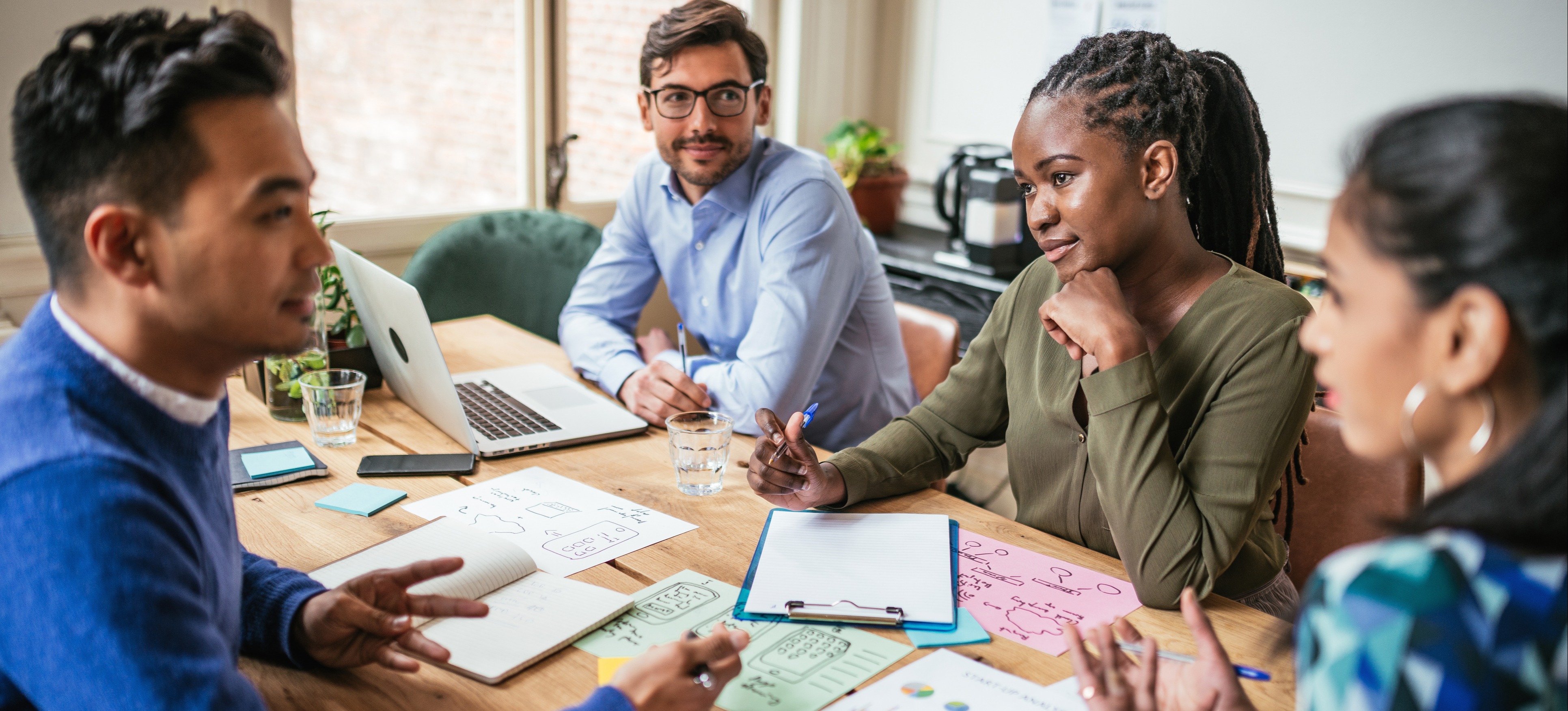 [Featured image] A UX team discusses the problem statement for their upcoming design sprint.
