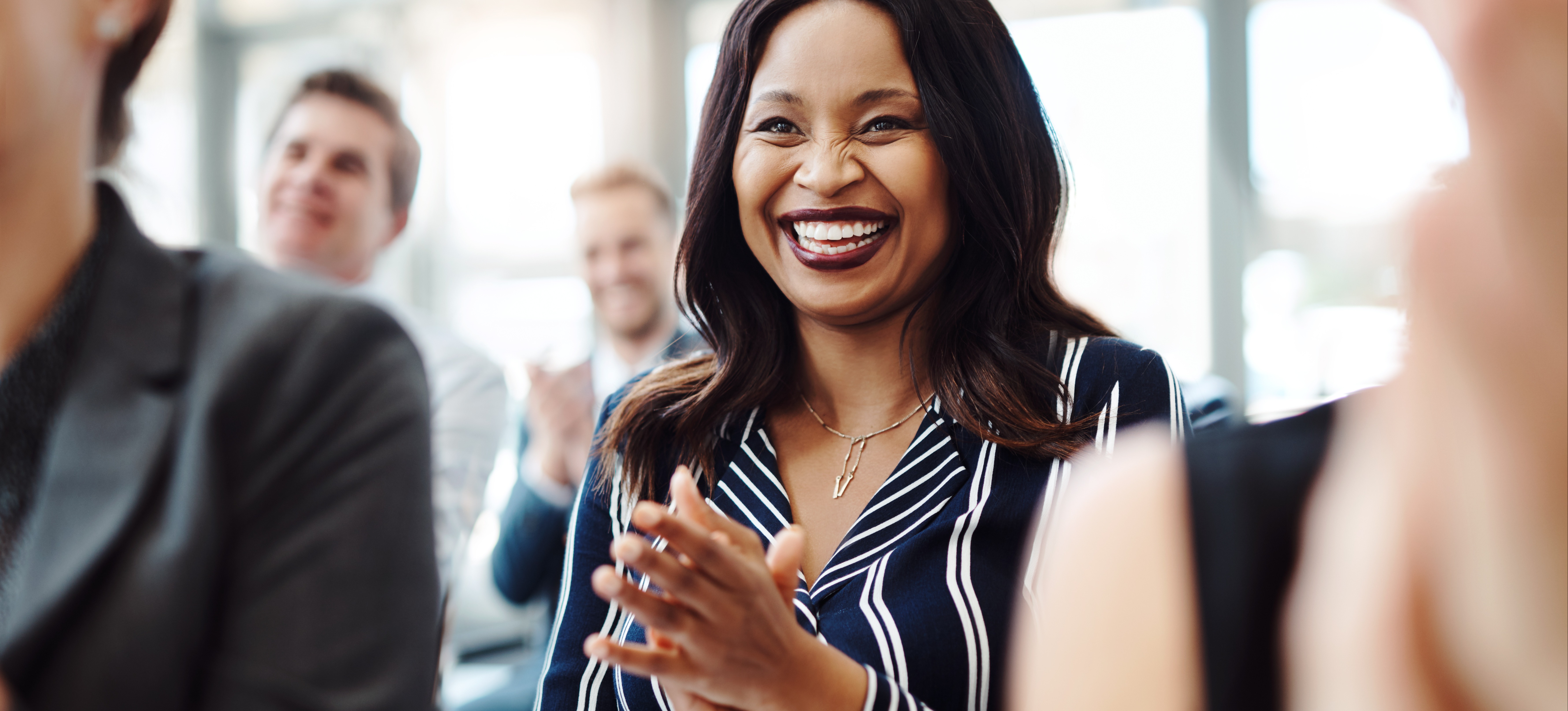 [Image en vedette] Plusieurs collègues assistent à une présentation sur les objectifs de développement professionnel.