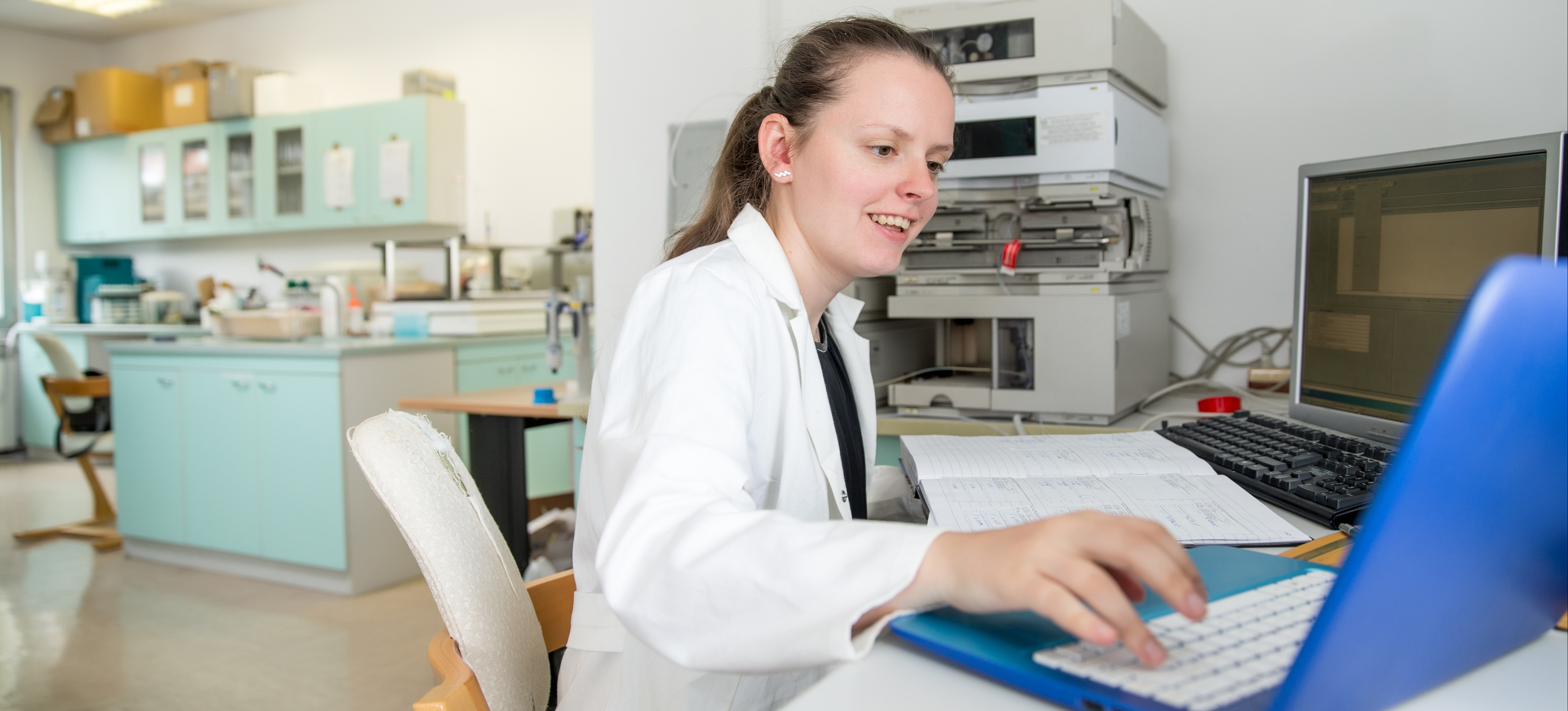 [Hauptbild] Ein angewandter Wissenschaftler arbeitet an einem Computer in einem Labor. 