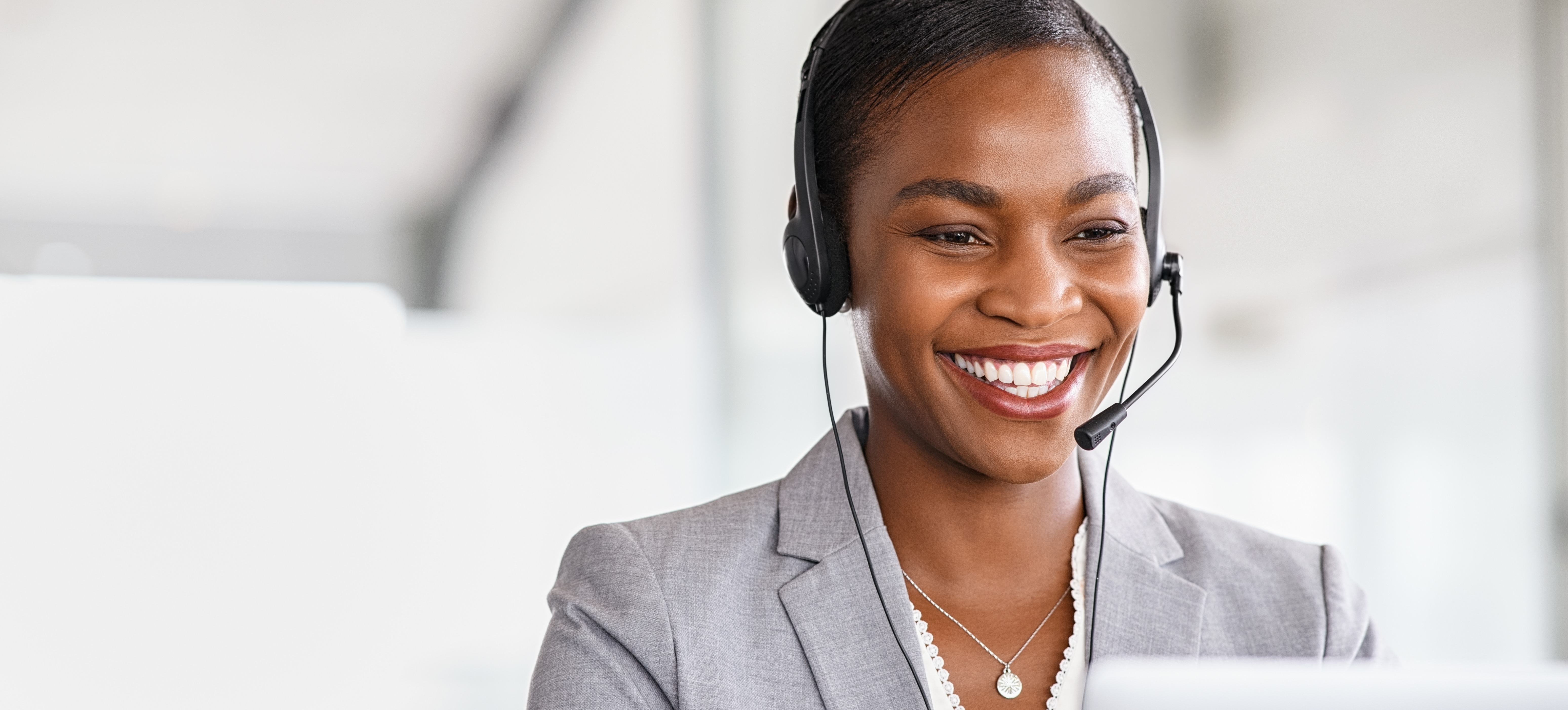 [Image principale] Un expert en informatique, assis devant un ordinateur portable et muni d'un casque, explique à un technicien comment réparer la couche réseau.