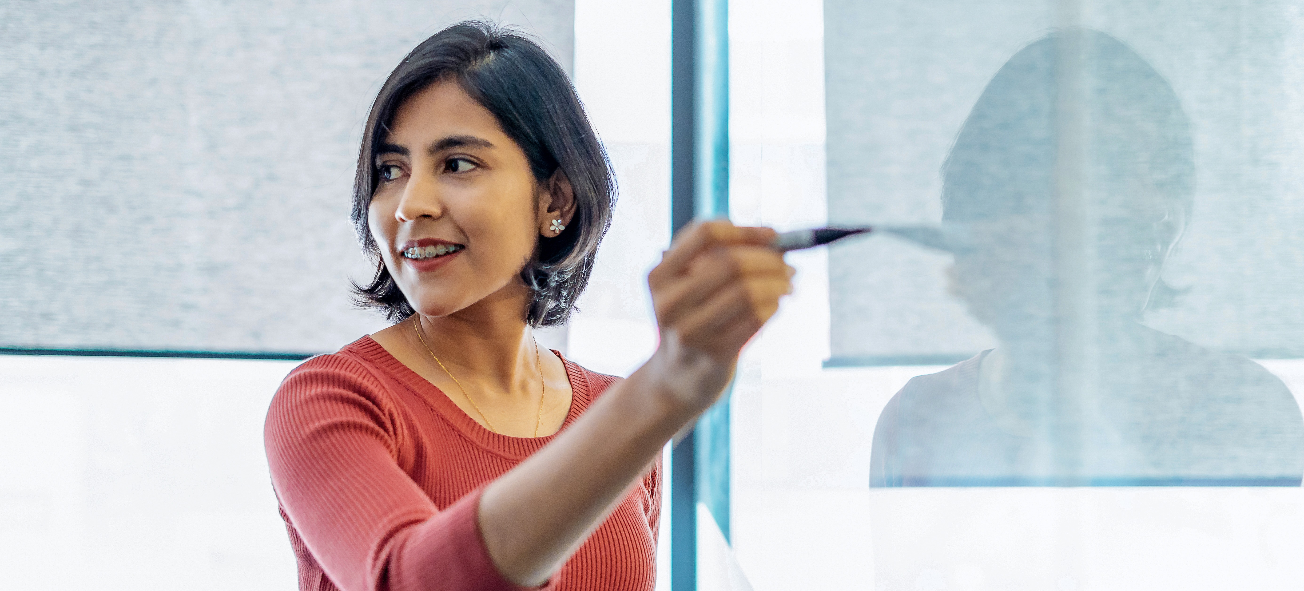 [Featured Image] An instructor provides a detailed explanation of paid search to learners. 

