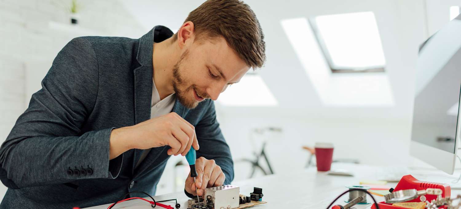 What Does a Hardware Engineer Do? Your 2026 Guide | Coursera