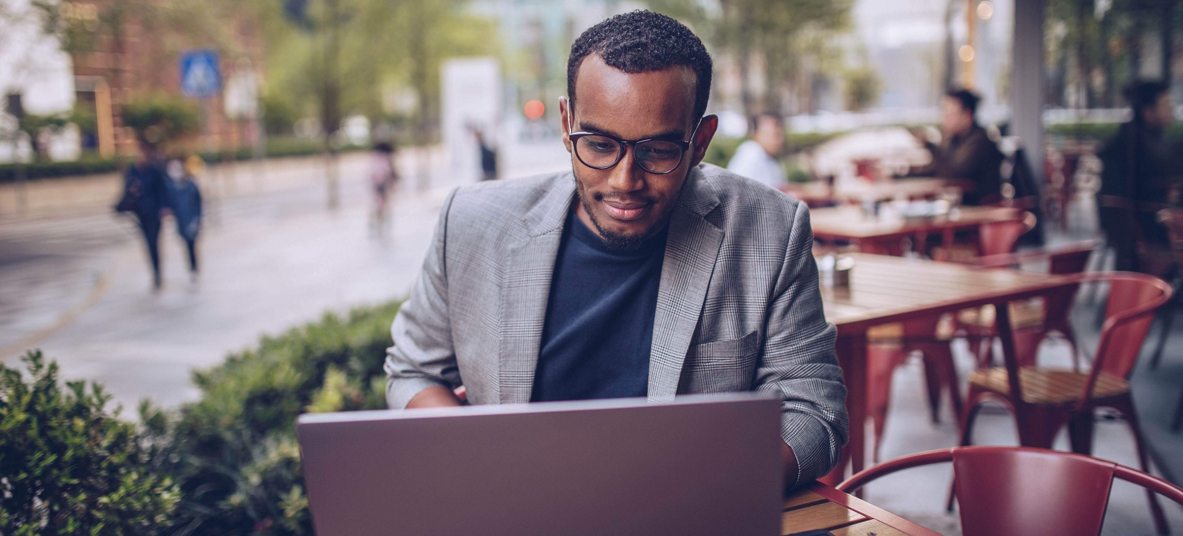 [Image en vedette] Un spécialiste informatique travaille dans un café et fait des recherches sur le code binaire.