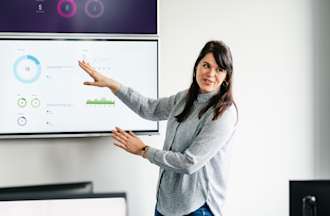 A female data scientist presents her findings to the team.