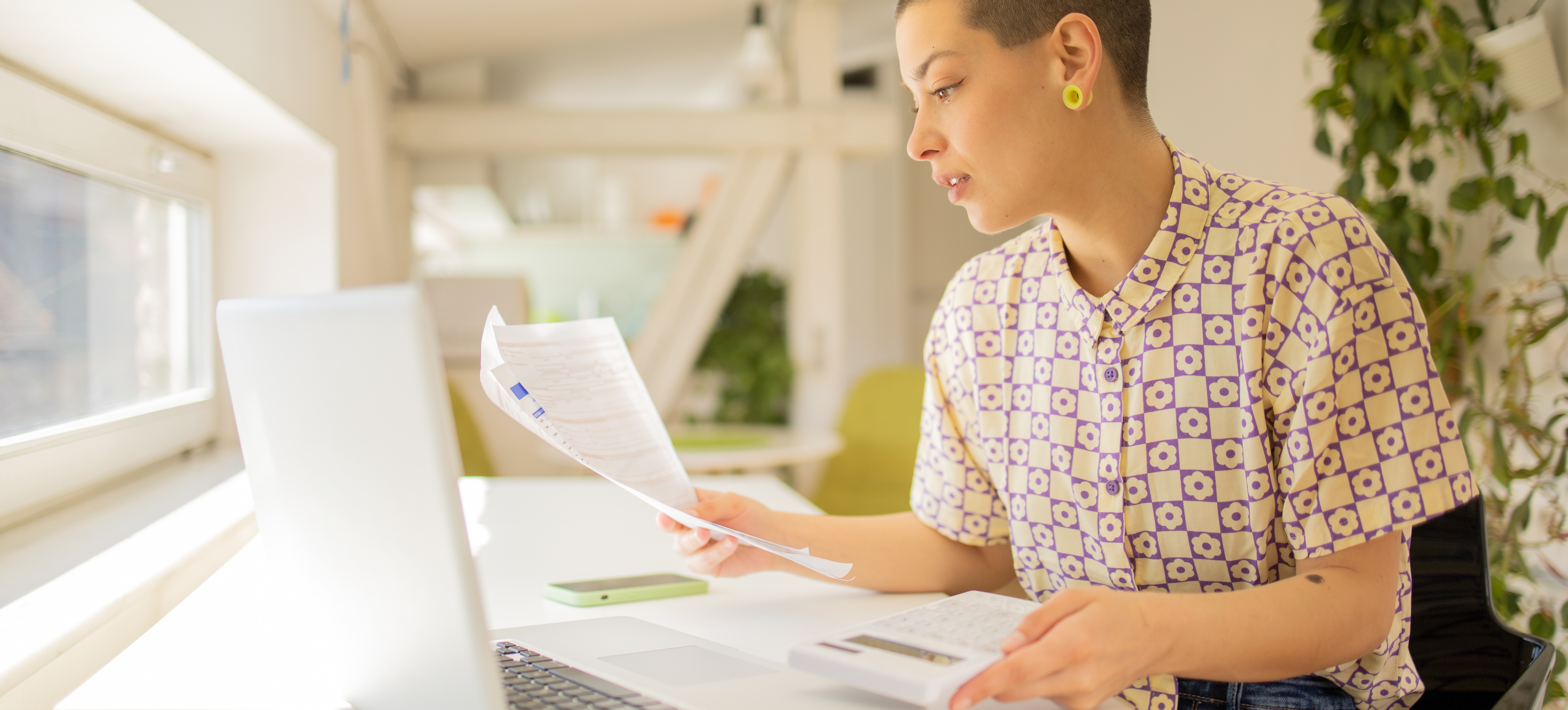 [Hauptbild] Ein junger Berufstätiger liest eine Anleitung zum Durchführen von Geschwindigkeitstests, um die Verbindungsgeschwindigkeit zu beurteilen.