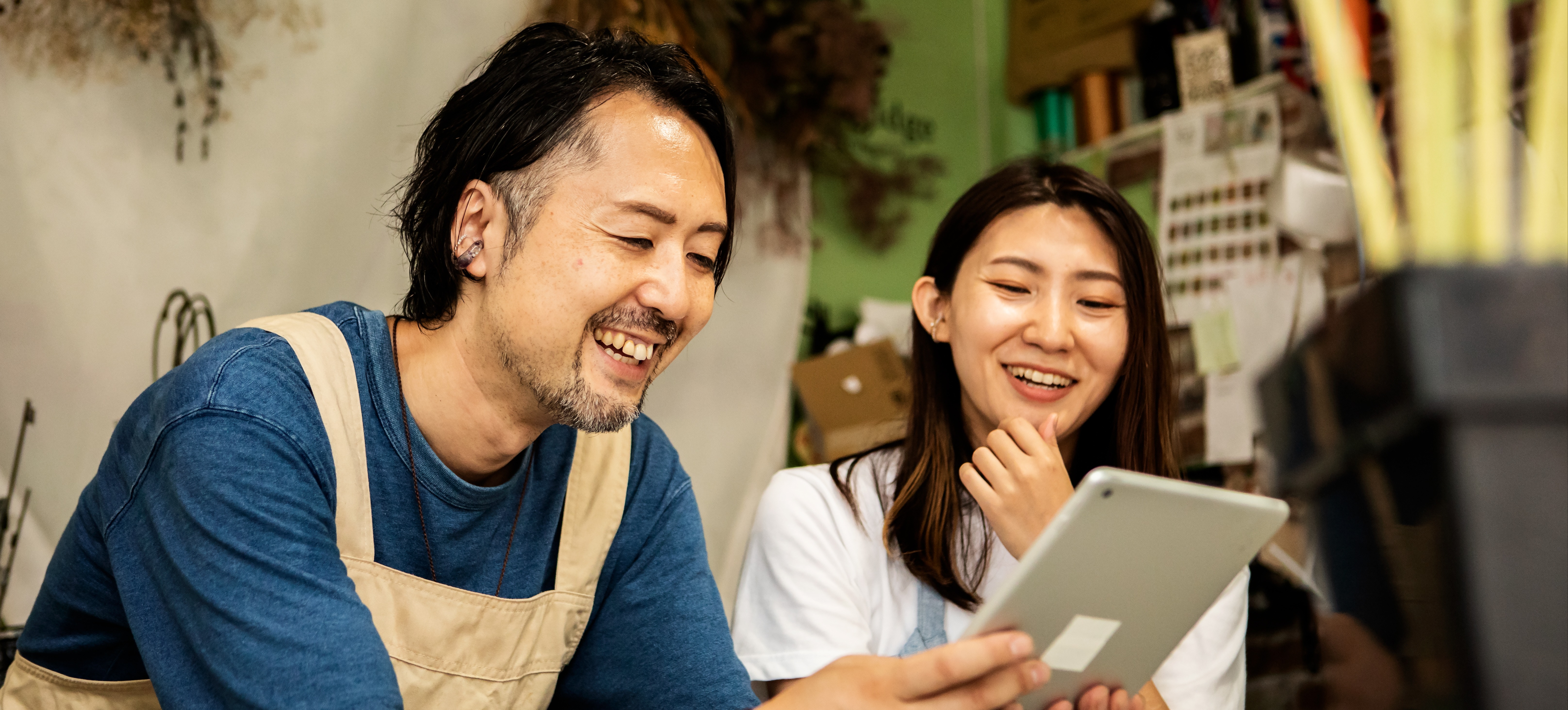[Featured Image] A couple is excited about the benefits of AI for their small business.