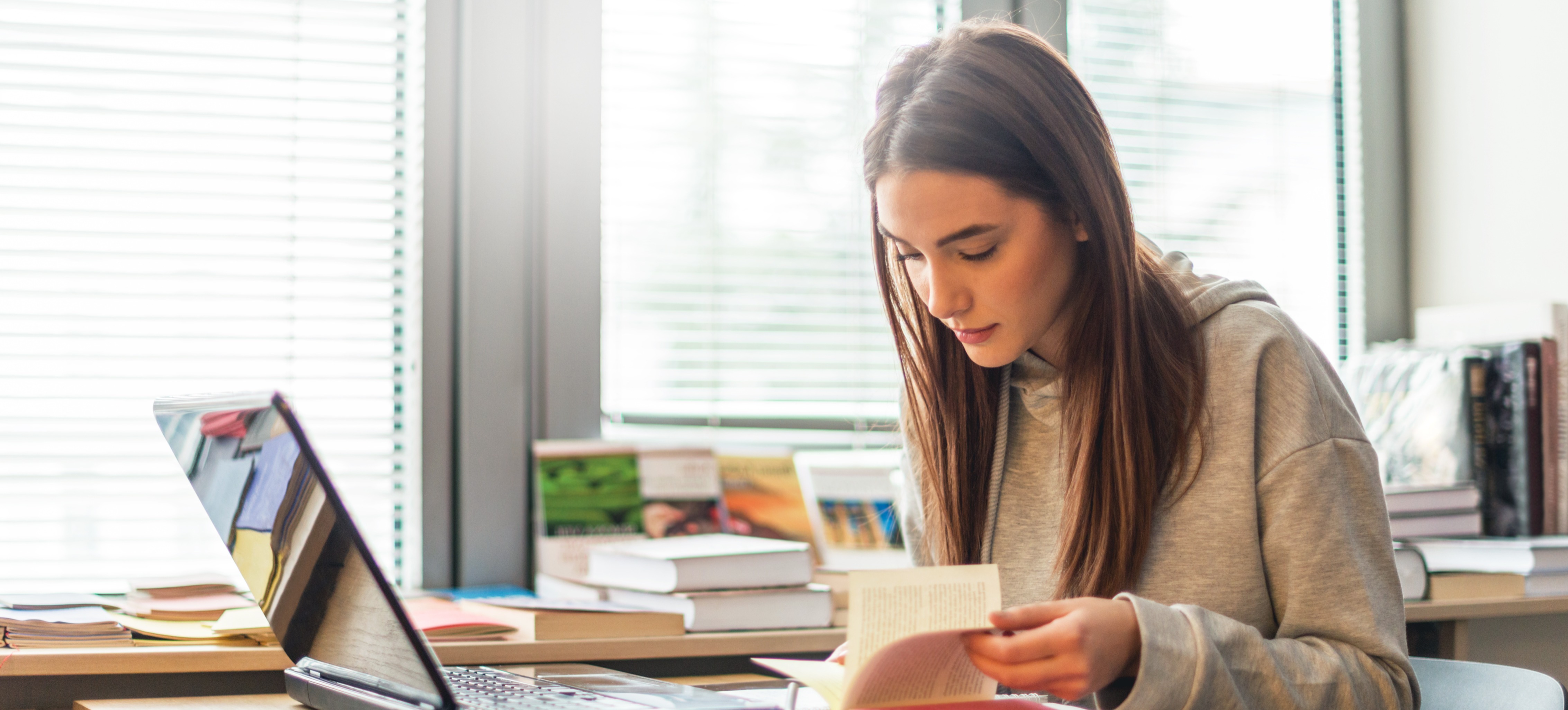 [Image en vedette] Personne travaillant sur un cours sur un ordinateur portable assise à un bureau