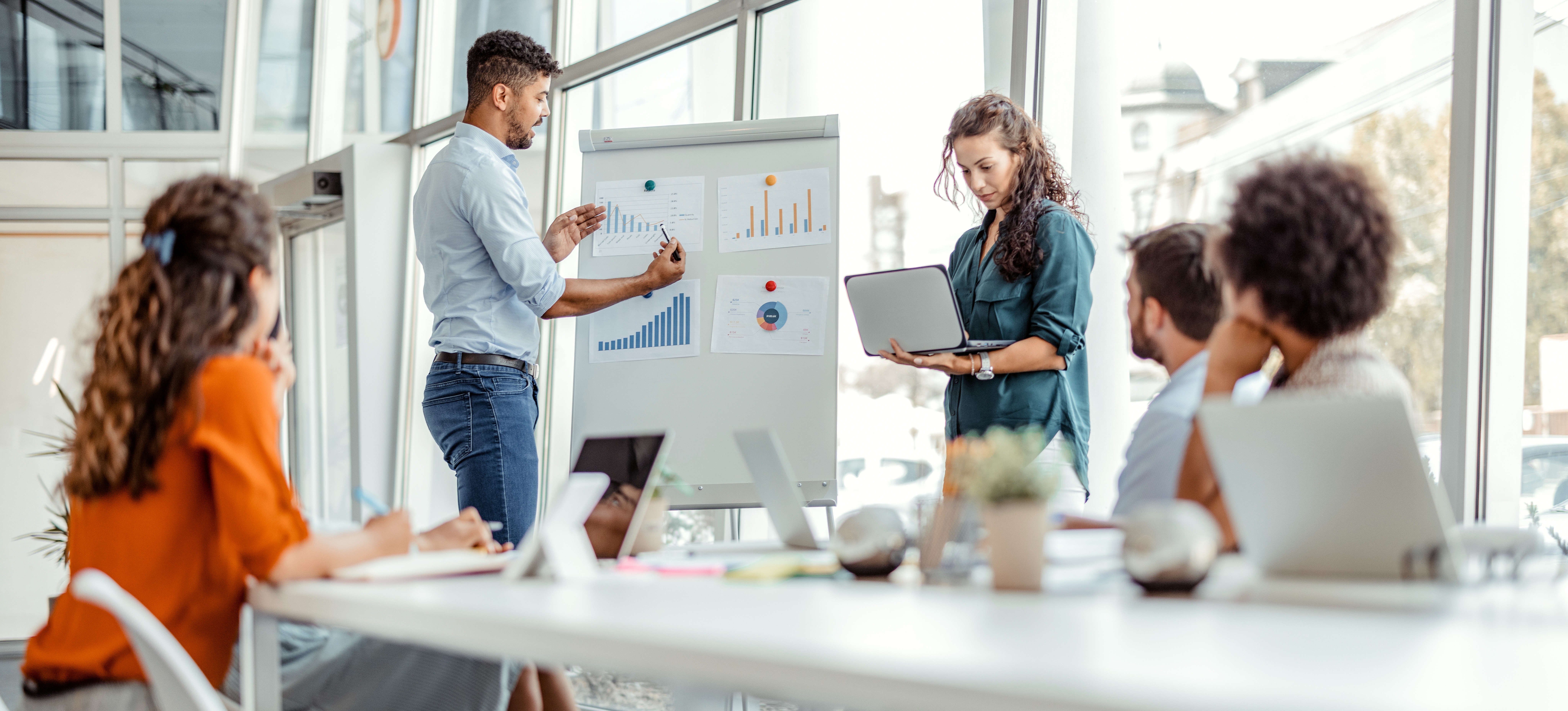 [Featured image] A project team uses ggplot2 to create visualizations.