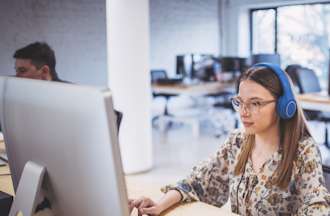 [Featured Image] A digital marketer works on e-commerce SEO at a desktop computer. 