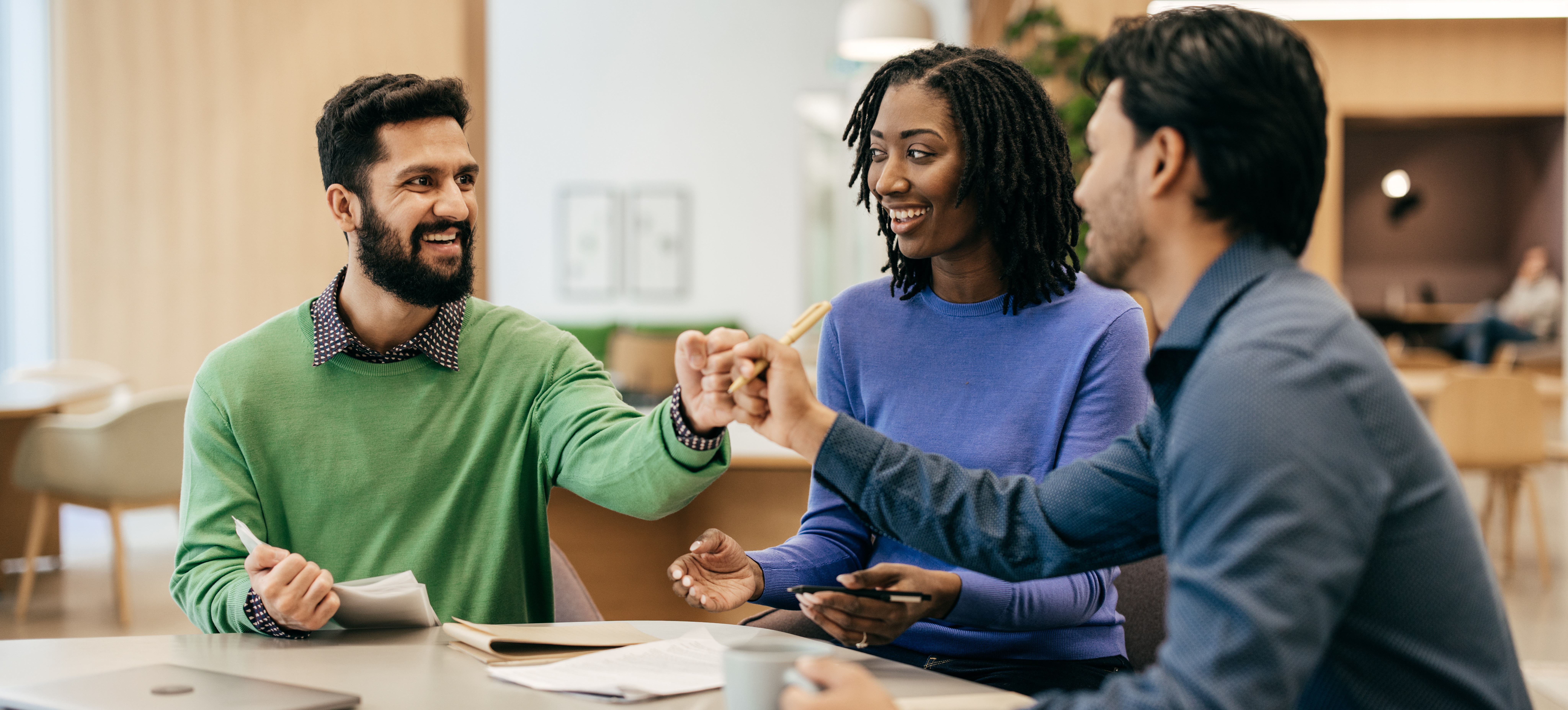[Image en vedette] Un trio d'apprenants étudie avec diligence les parcours professionnels des analystes de données tout en clarifiant leurs objectifs.